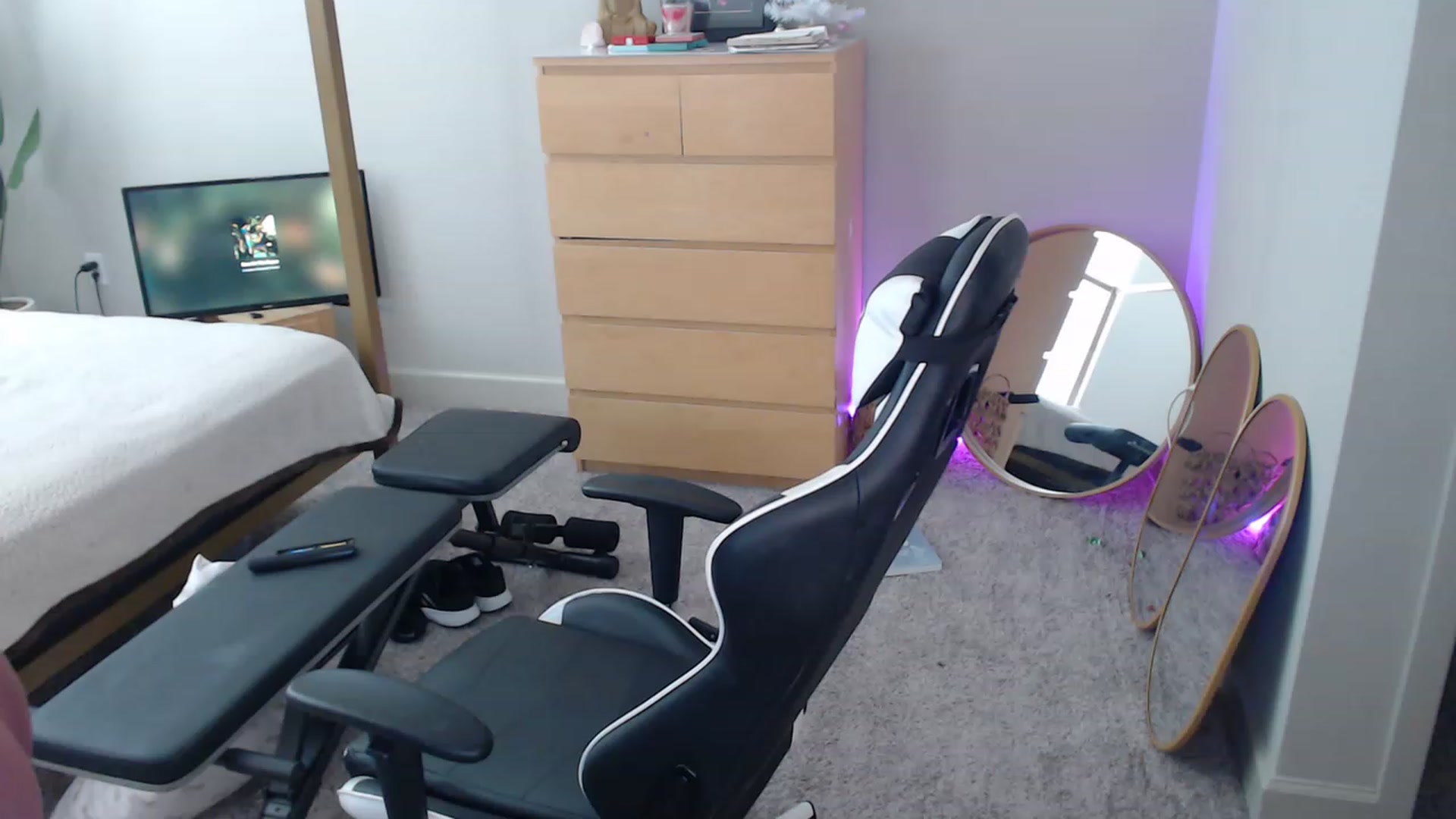 Gallery image thumbnail from Alexis_Anne's myfreecams stream on, 01/04/2023, 19:16 image 17 of 20