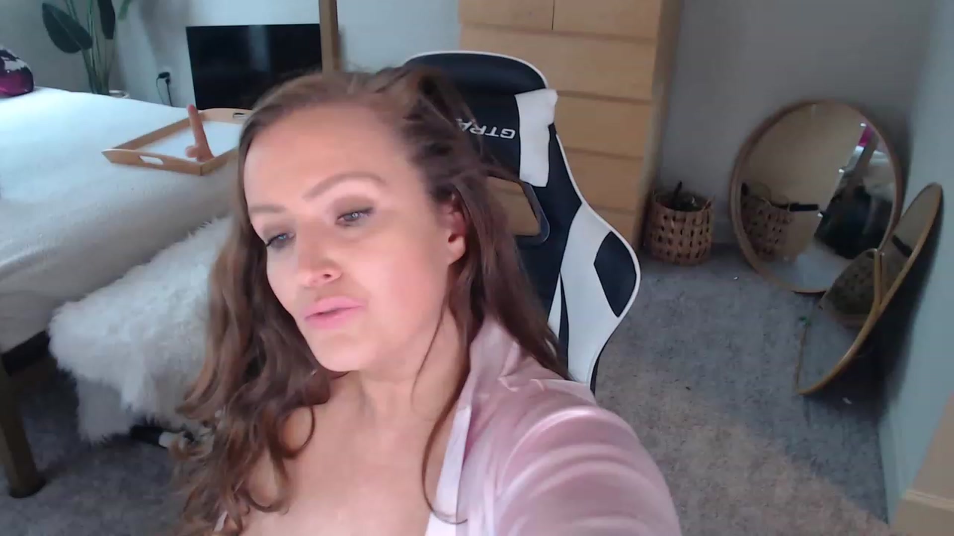 Gallery image thumbnail from Alexis_Anne's myfreecams stream on, 01/05/2023, 21:11 image 14 of 20