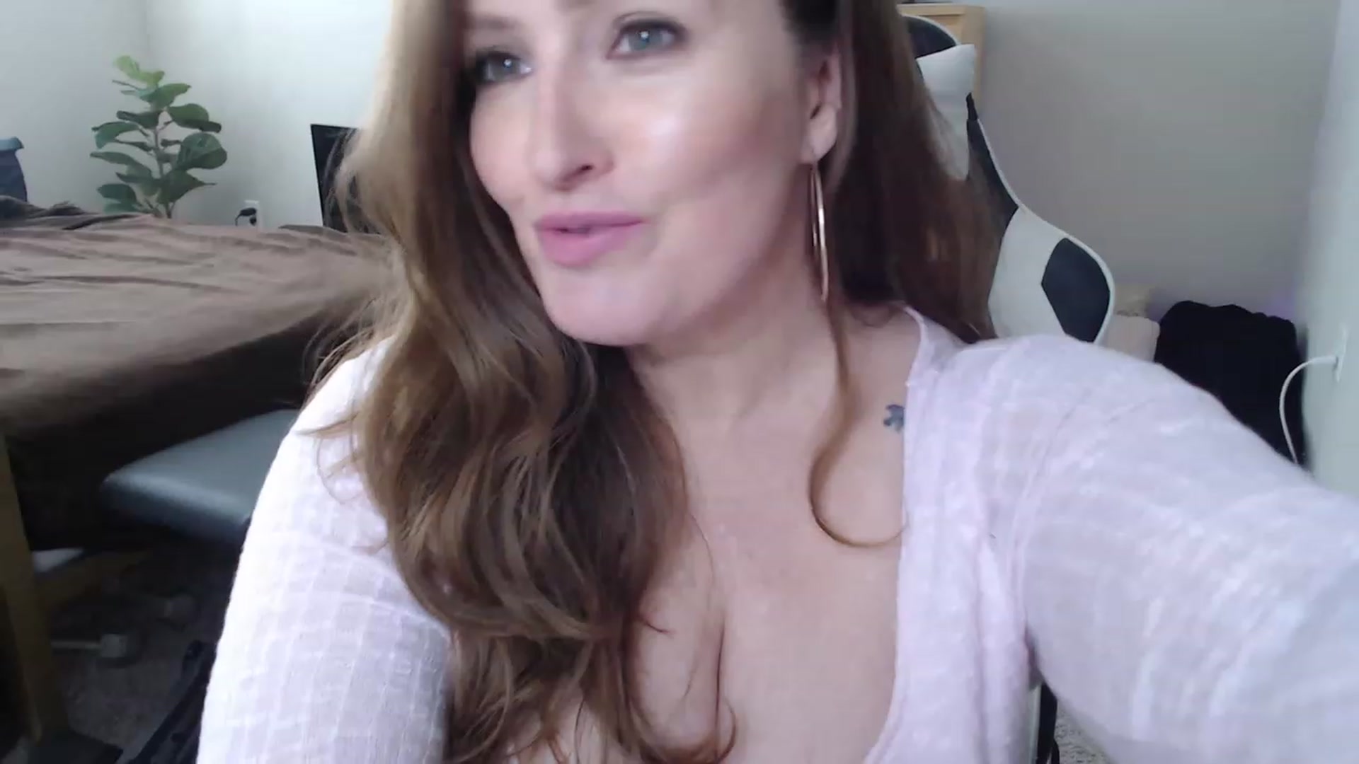 Gallery image thumbnail from Alexis_Anne's myfreecams stream on, 02/14/2023, 20:22 image 5 of 20