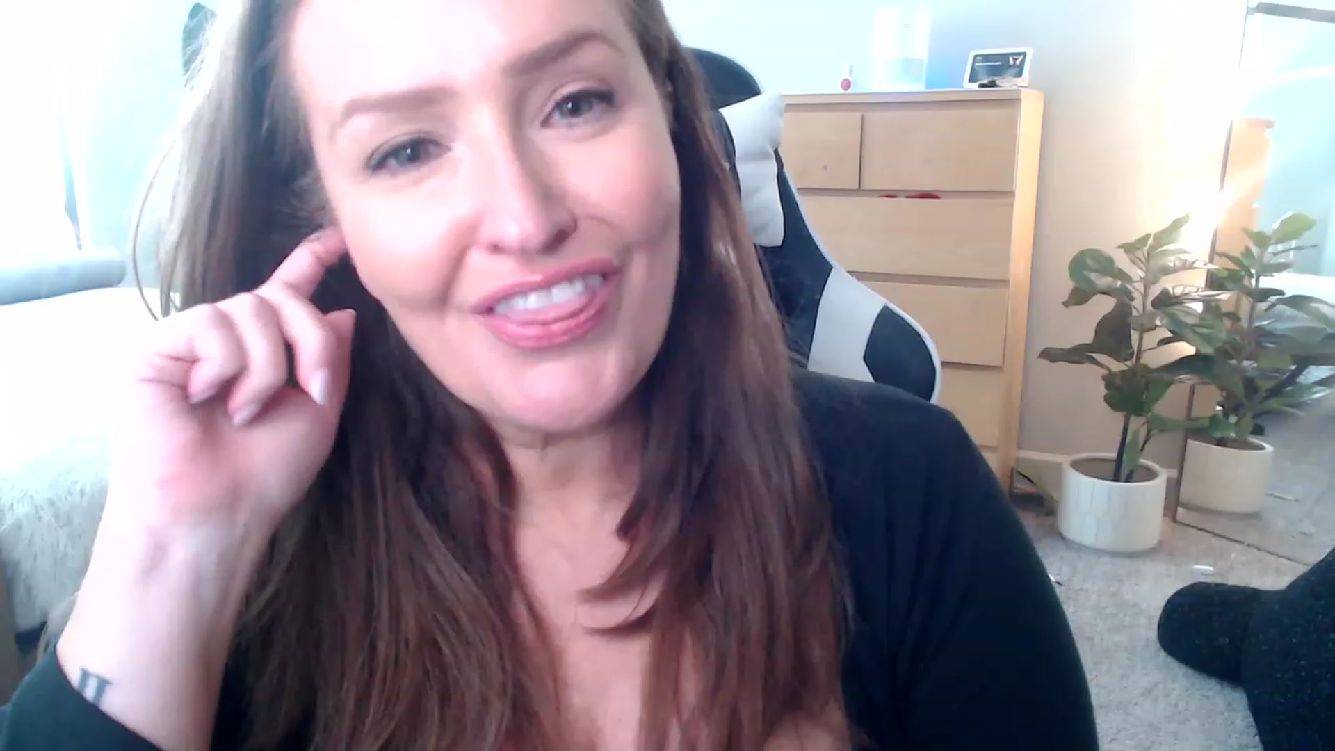 Gallery image thumbnail from Alexis_Anne's myfreecams stream on, 04/25/2023, 20:16 image 10 of 20