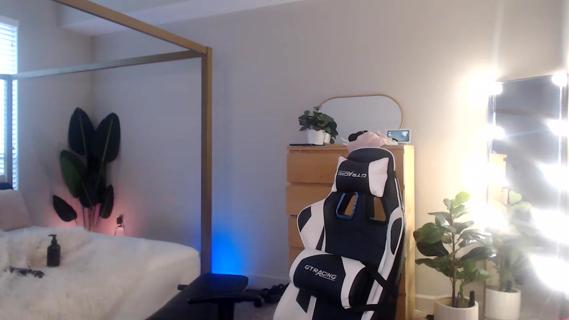 Gallery image thumbnail from Alexis_Anne's myfreecams stream on, 05/14/2023, 24:06 image 18 of 20