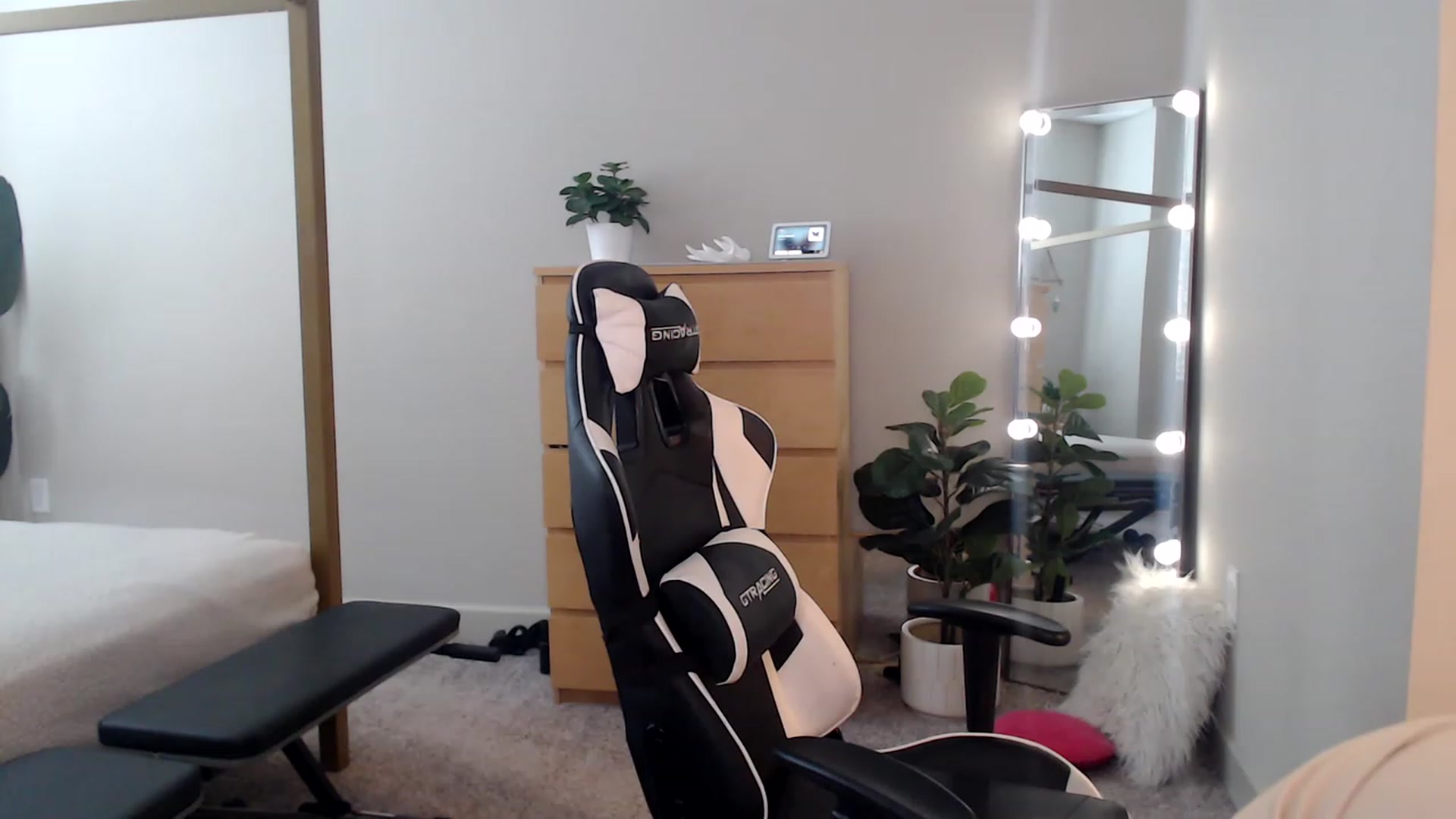 Gallery image thumbnail from Alexis_Anne's myfreecams stream on, 05/17/2023, 19:21 image 19 of 20