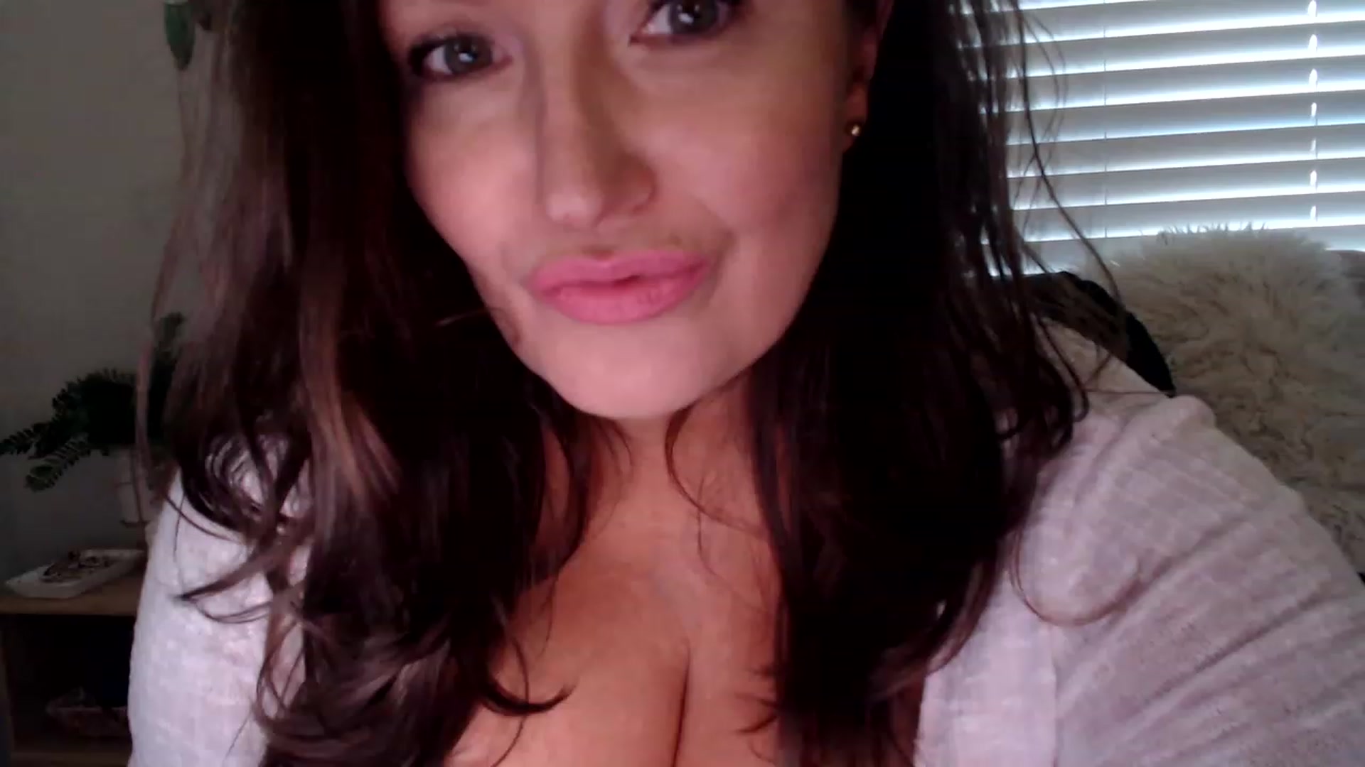Gallery image thumbnail from Alexis_Anne's myfreecams stream on, 06/09/2023, 01:46 image 2 of 20