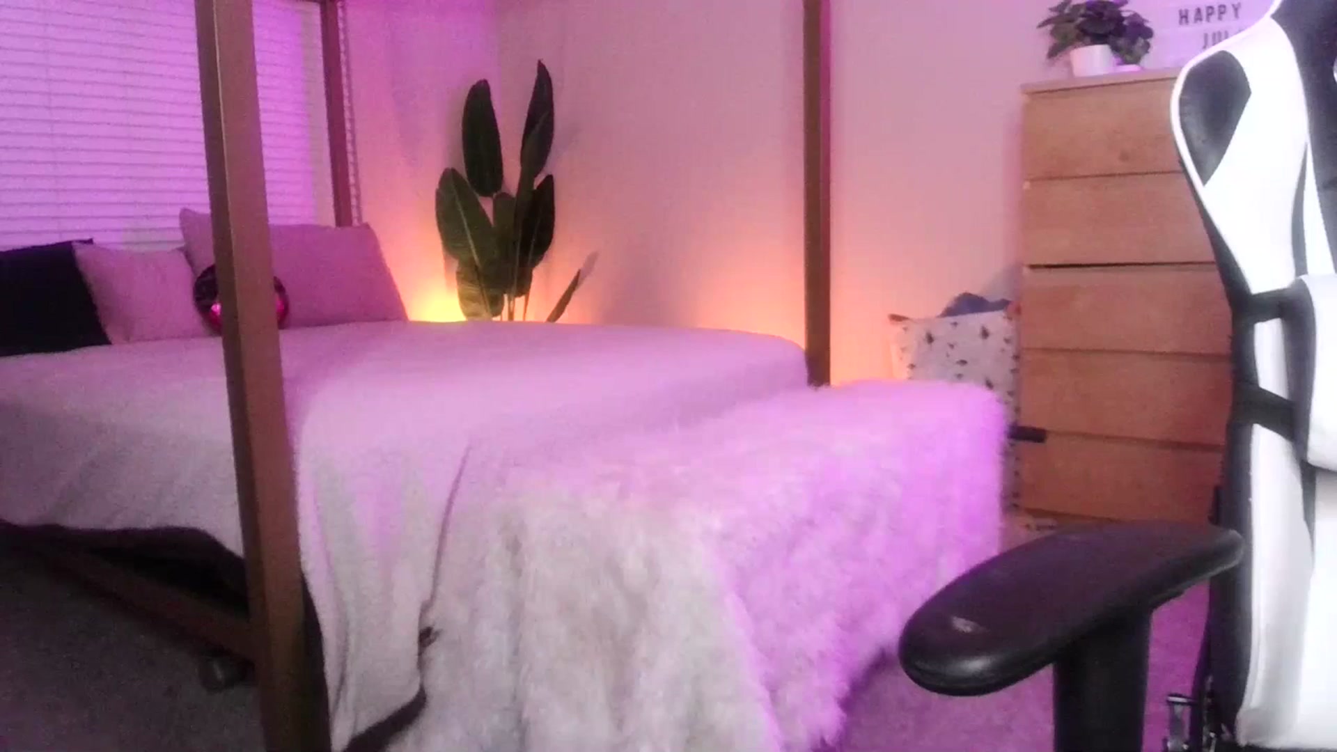 Gallery image thumbnail from Alexis_Anne's myfreecams stream on, 07/21/2023, 02:41 image 8 of 20