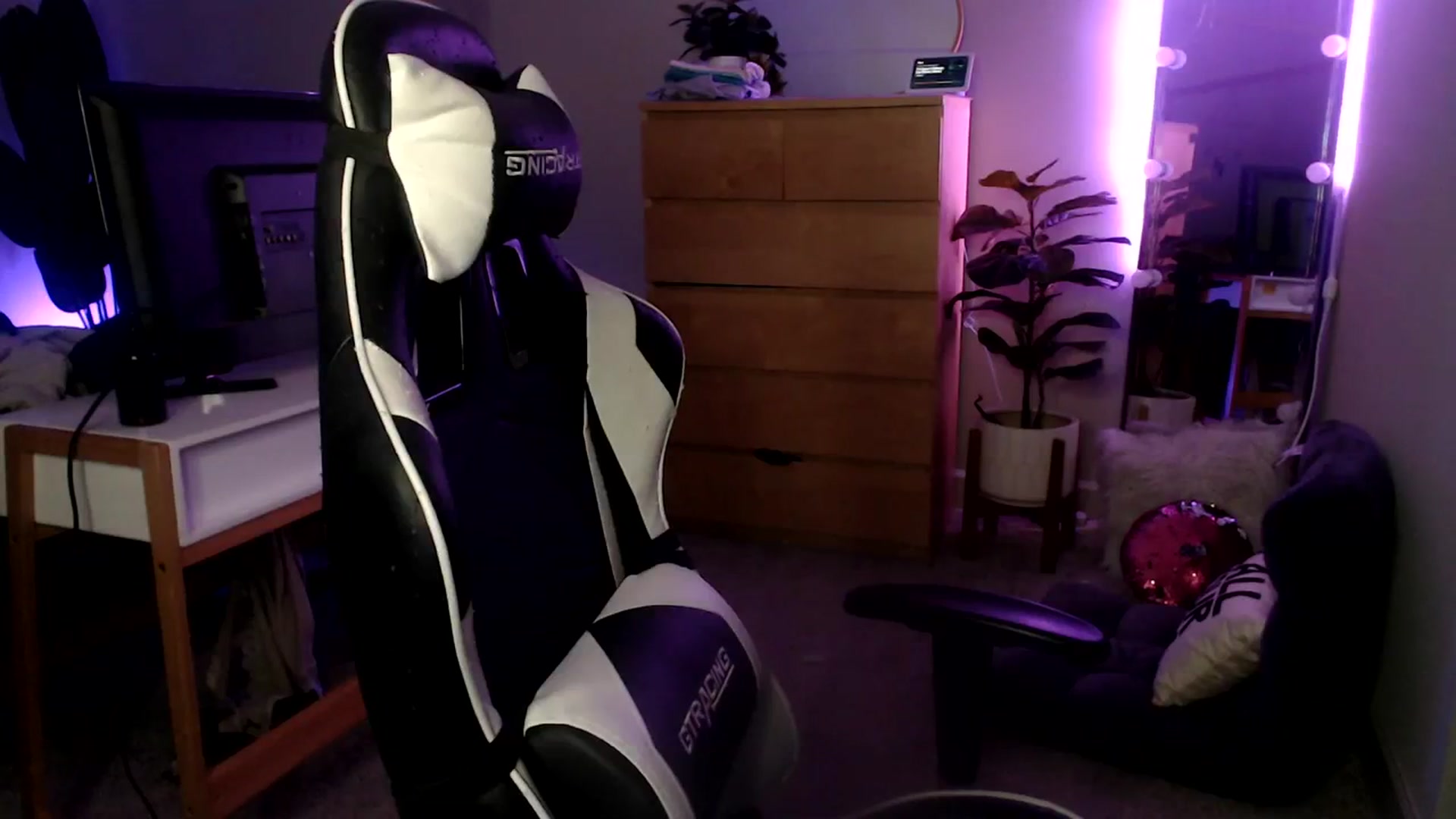 Gallery image thumbnail from Alexis_Anne's myfreecams stream on, 08/09/2023, 03:00 image 9 of 20