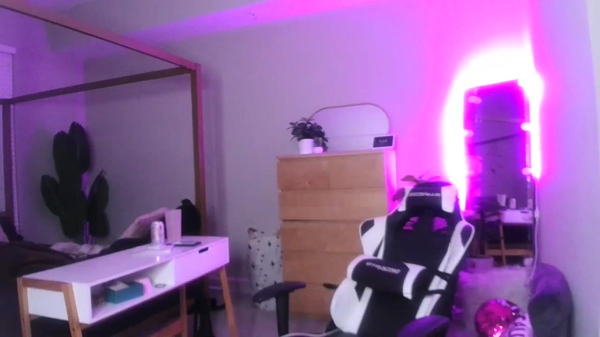 Gallery image thumbnail from Alexis_Anne's myfreecams stream on, 08/12/2023, 02:50 image 10 of 20