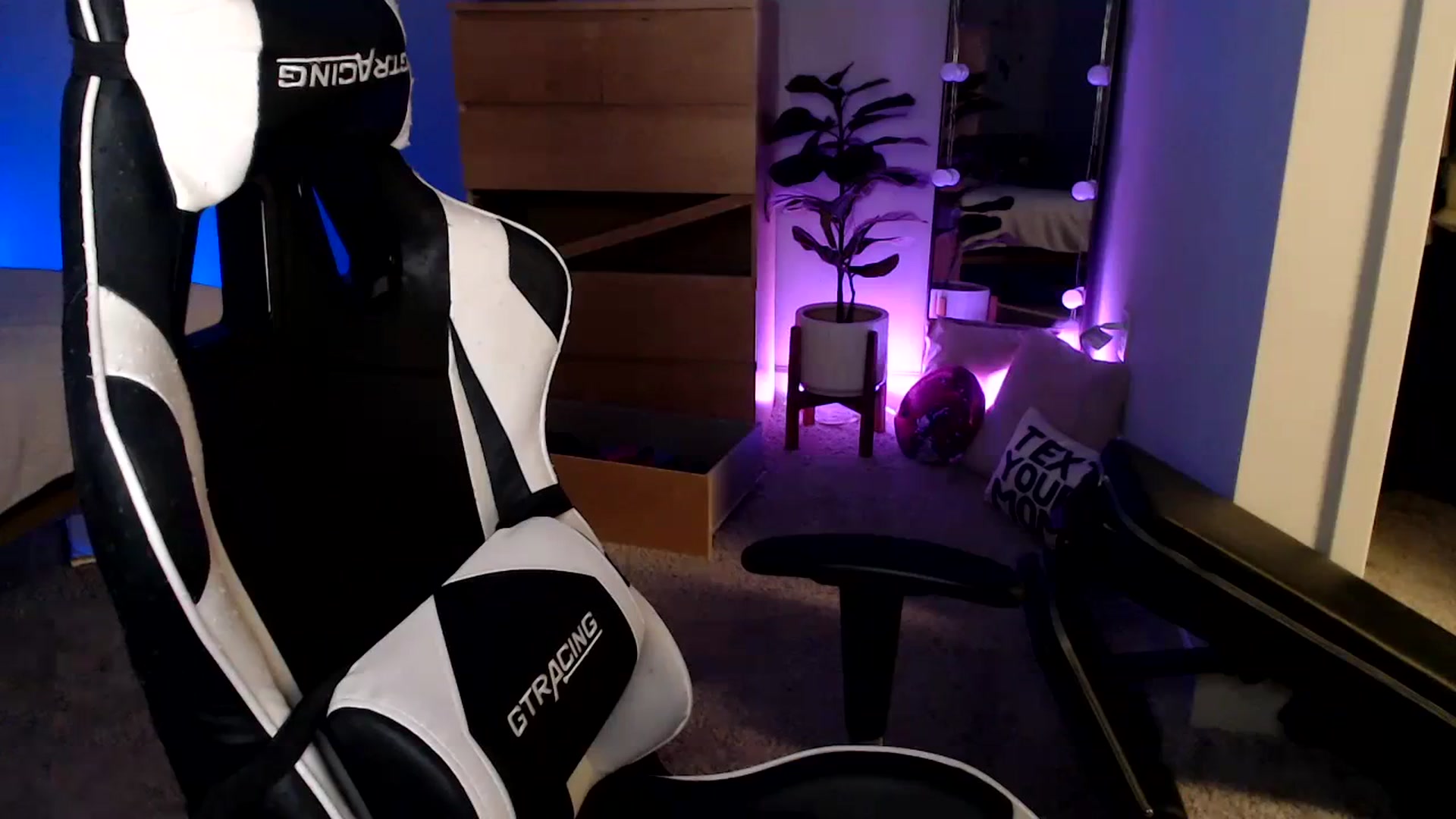Gallery image thumbnail from Alexis_Anne's myfreecams stream on, 10/04/2023, 01:43 image 10 of 20