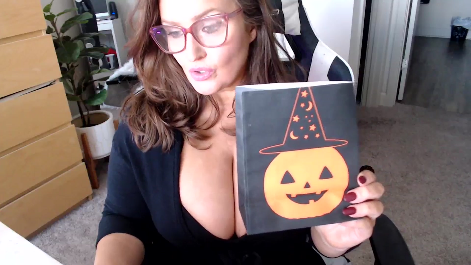 Gallery image thumbnail from Alexis_Anne's myfreecams stream on, 10/31/2023, 17:41 image 8 of 20