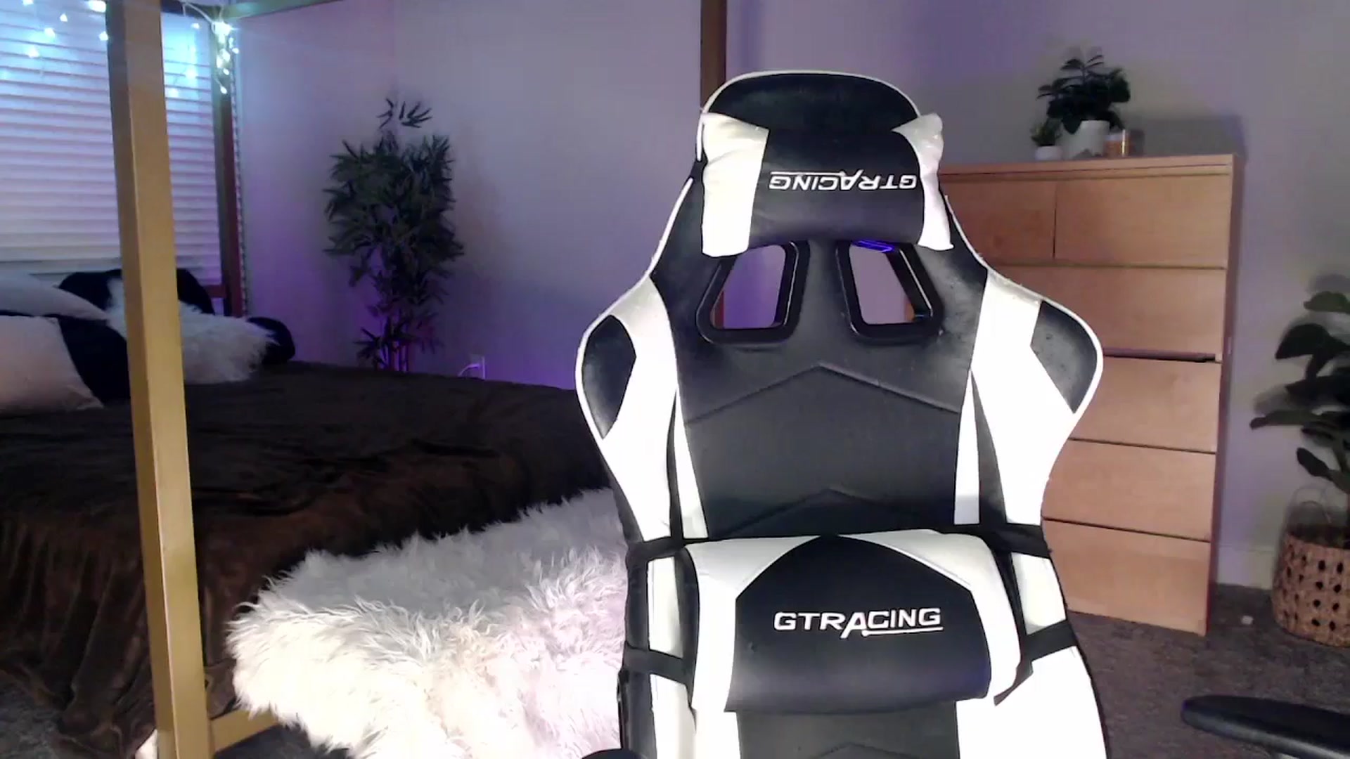Gallery image thumbnail from Alexis_Anne's myfreecams stream on, 01/09/2024, 01:52 image 9 of 20