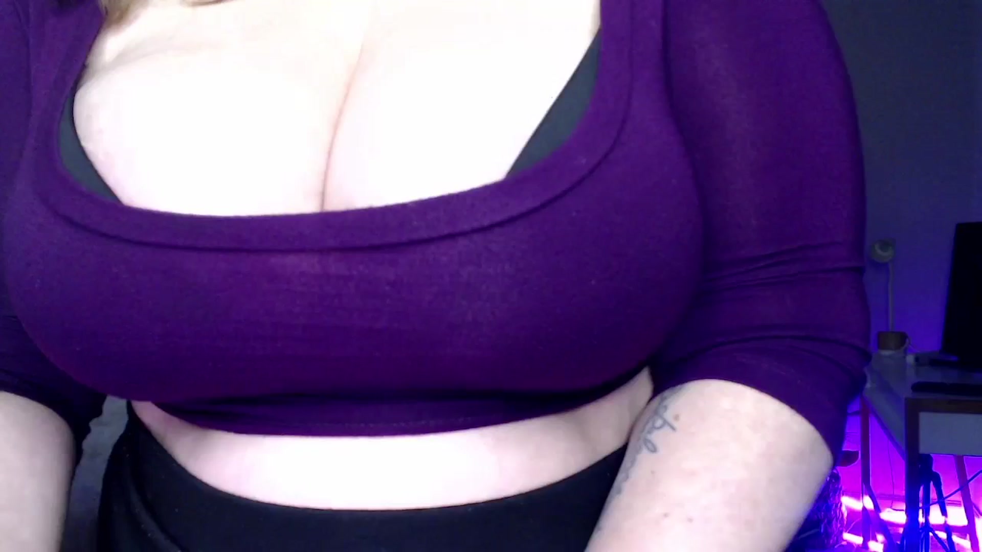 Gallery image thumbnail from Alexis_Anne's myfreecams stream on, 01/17/2024, 22:40 image 16 of 20