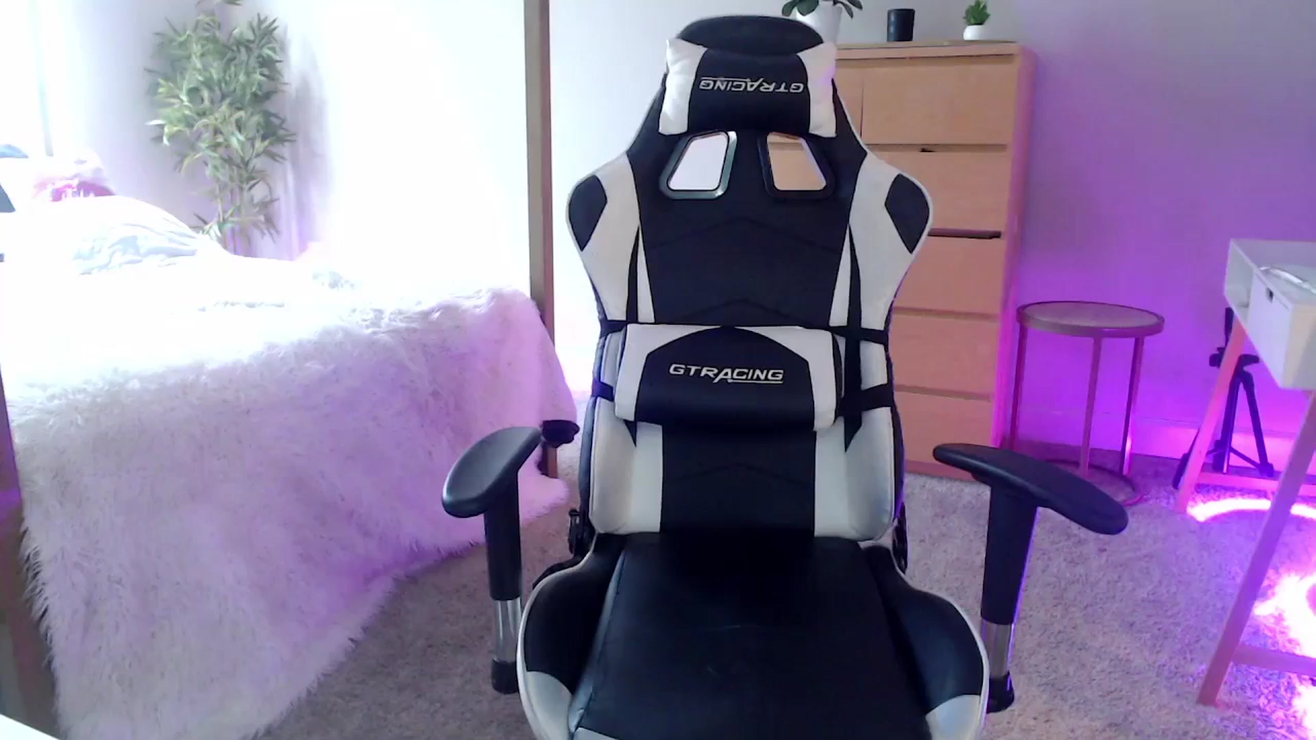 Gallery image thumbnail from Alexis_Anne's myfreecams stream on, 03/13/2024, 19:17 image 6 of 20