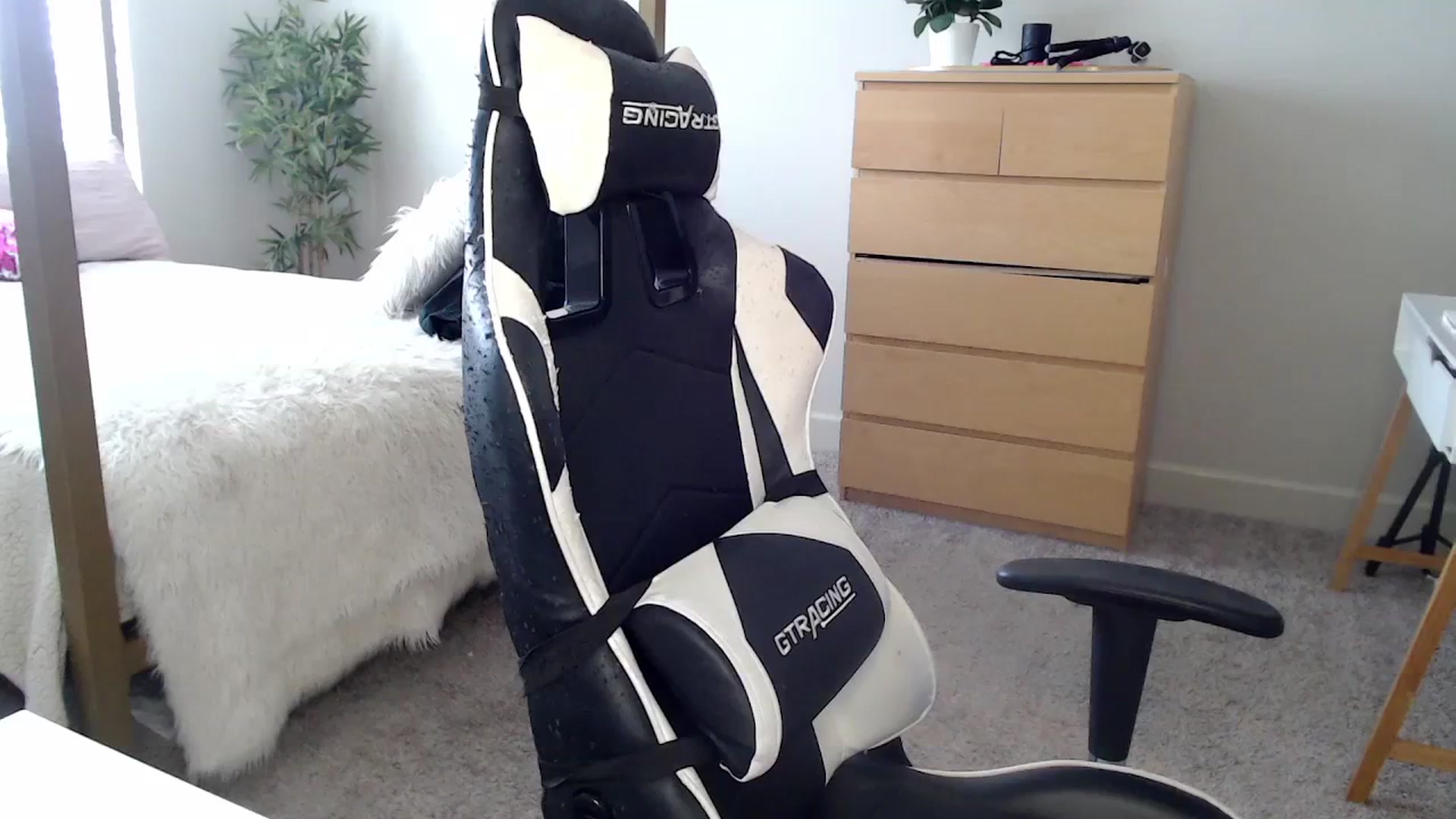 Gallery image thumbnail from Alexis_Anne's myfreecams stream on, 04/02/2024, 17:30 image 3 of 20
