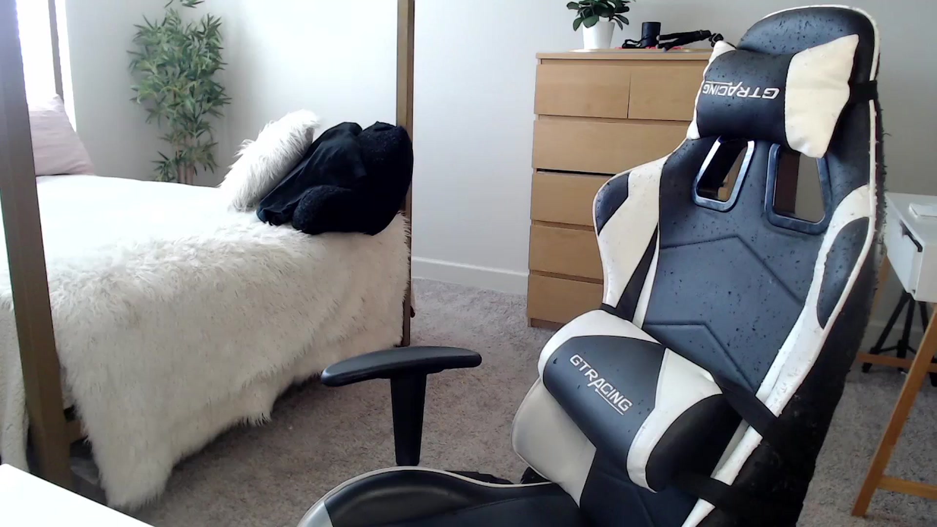 Gallery image thumbnail from Alexis_Anne's myfreecams stream on, 04/02/2024, 17:30 image 4 of 20