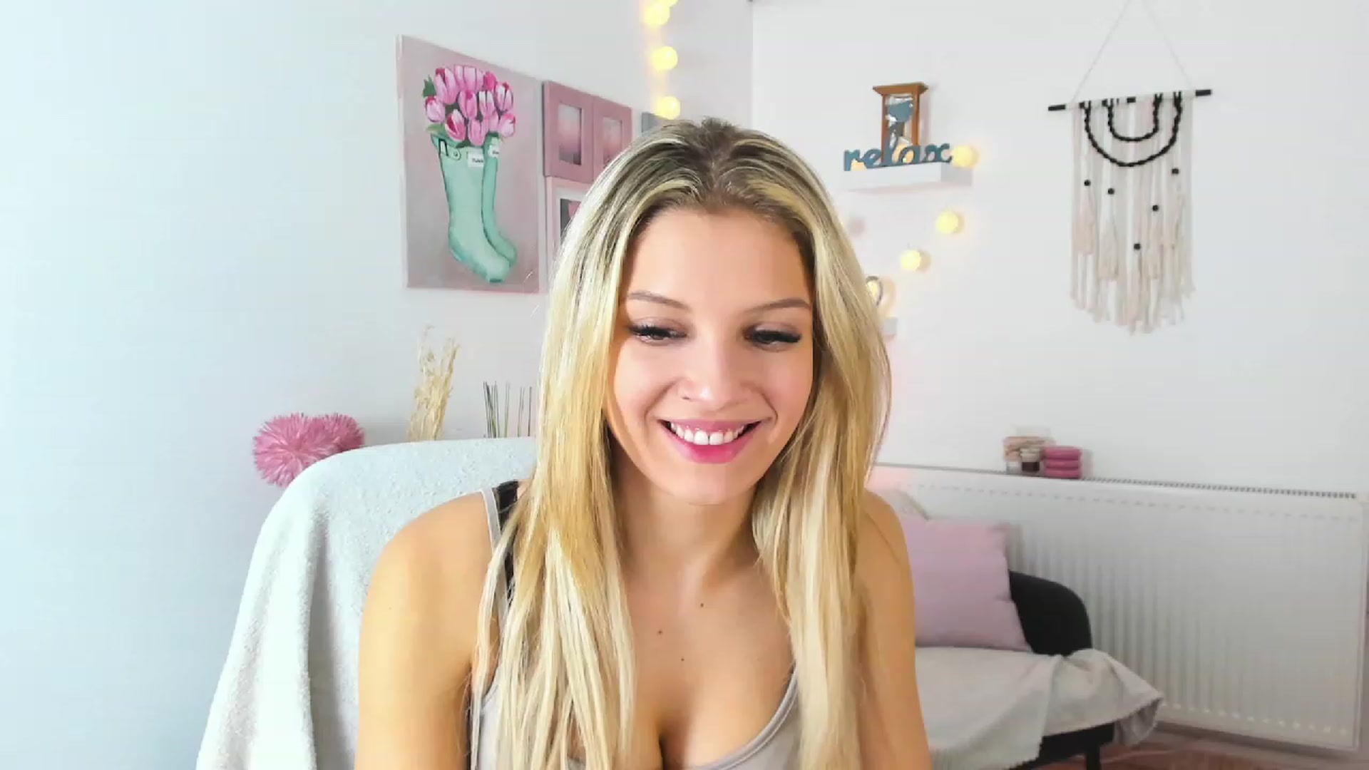 Gallery image thumbnail from Alexis_Grey18's myfreecams stream on, 01/03/2023, 20:51 image 8 of 20