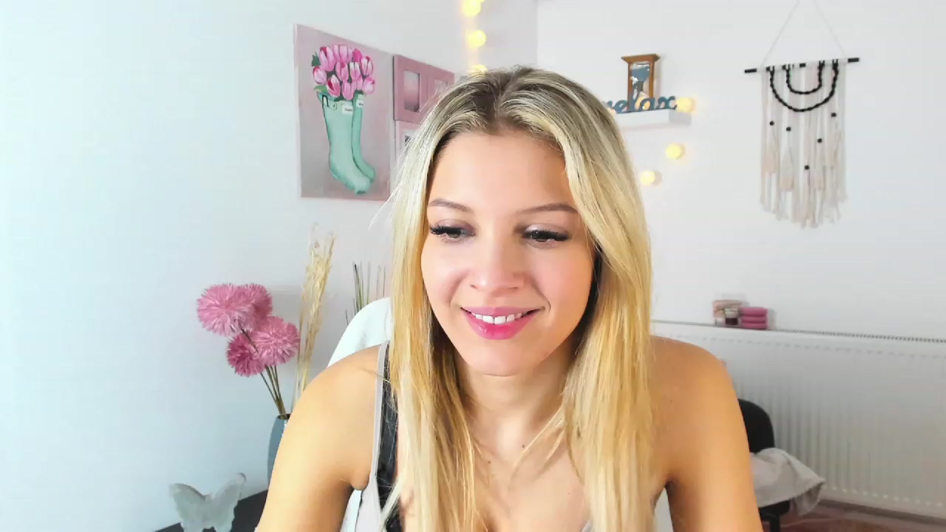 Gallery image thumbnail from Alexis_Grey18's myfreecams stream on, 01/03/2023, 20:51 image 19 of 20