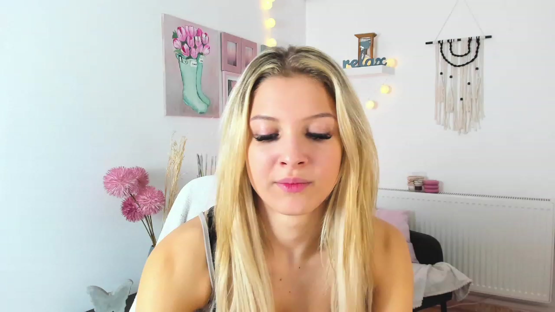 Gallery image thumbnail from Alexis_Grey18's myfreecams stream on, 01/03/2023, 20:51 image 10 of 20