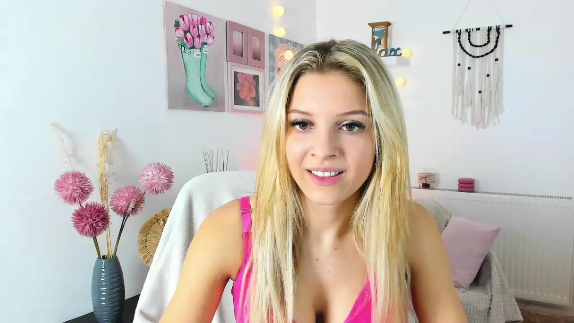 Gallery image thumbnail from Alexis_Grey18's myfreecams stream on, 01/06/2023, 24:22 image 14 of 20