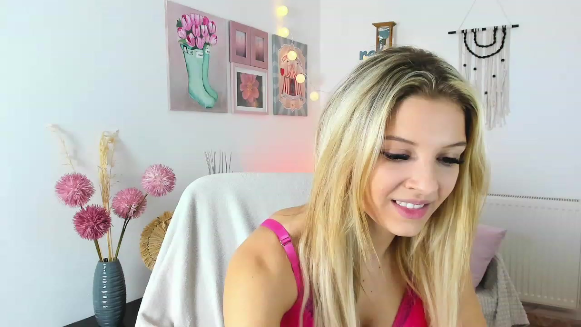 Gallery image thumbnail from Alexis_Grey18's myfreecams stream on, 01/06/2023, 24:22 image 17 of 20