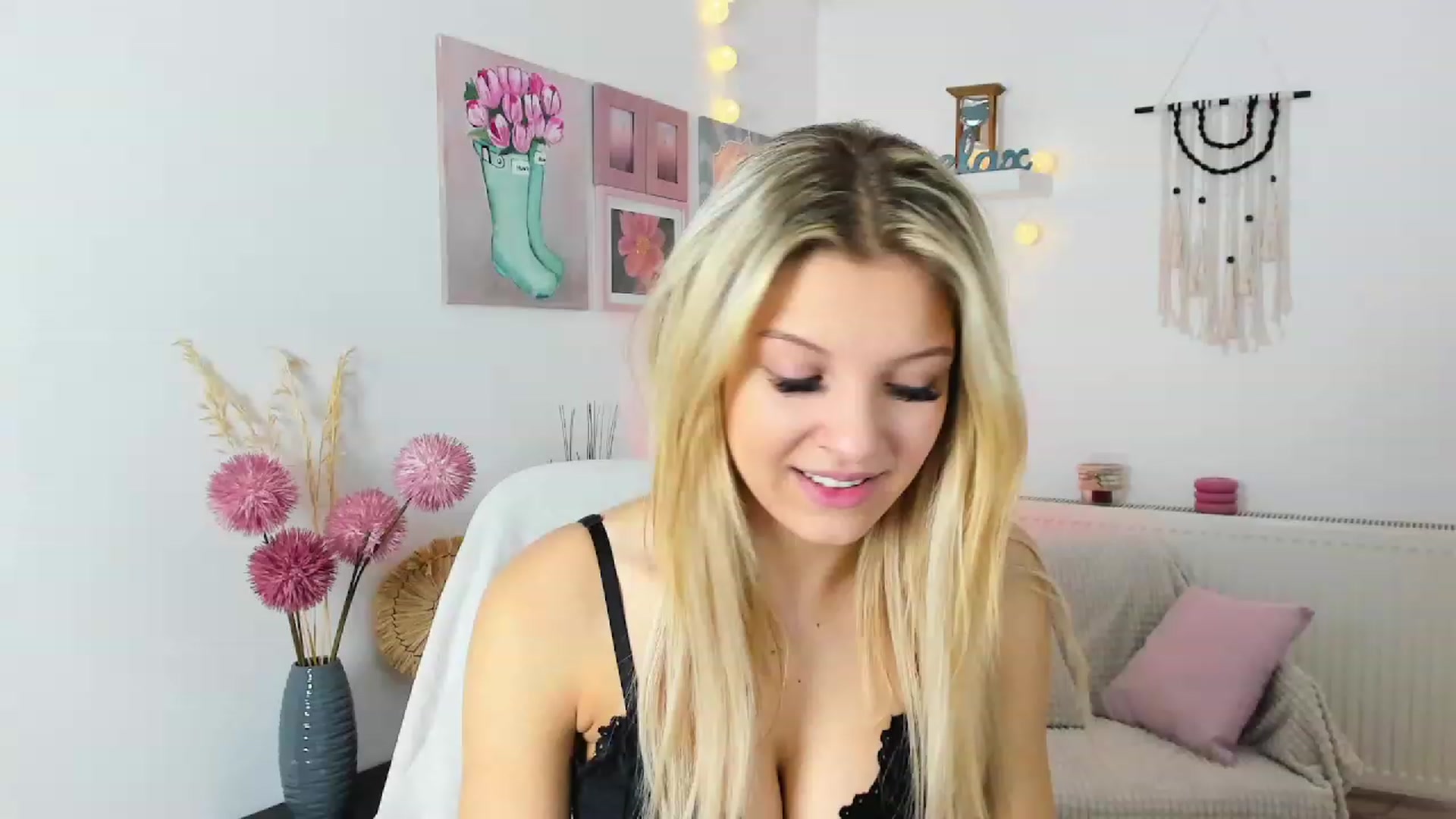 Gallery image thumbnail from Alexis_Grey18's myfreecams stream on, 01/06/2023, 19:45 image 15 of 20