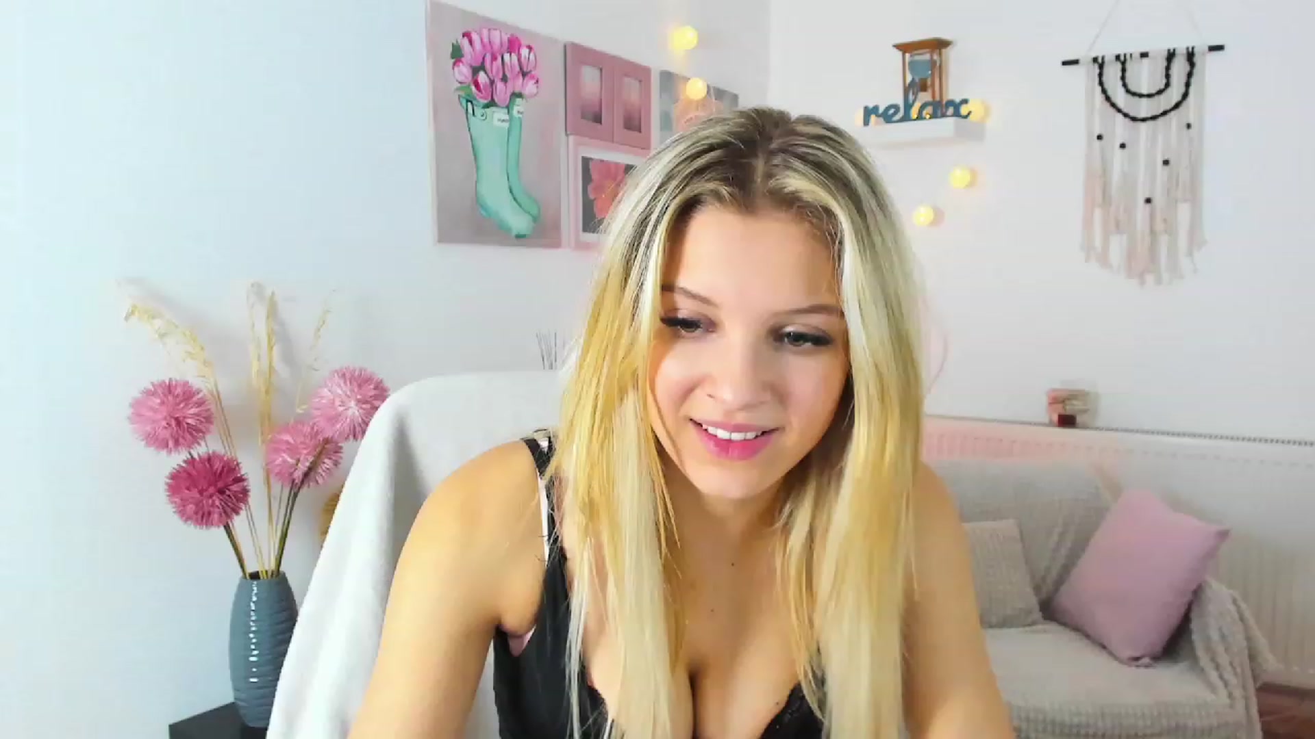 Gallery image thumbnail from Alexis_Grey18's myfreecams stream on, 01/07/2023, 21:29 image 9 of 20