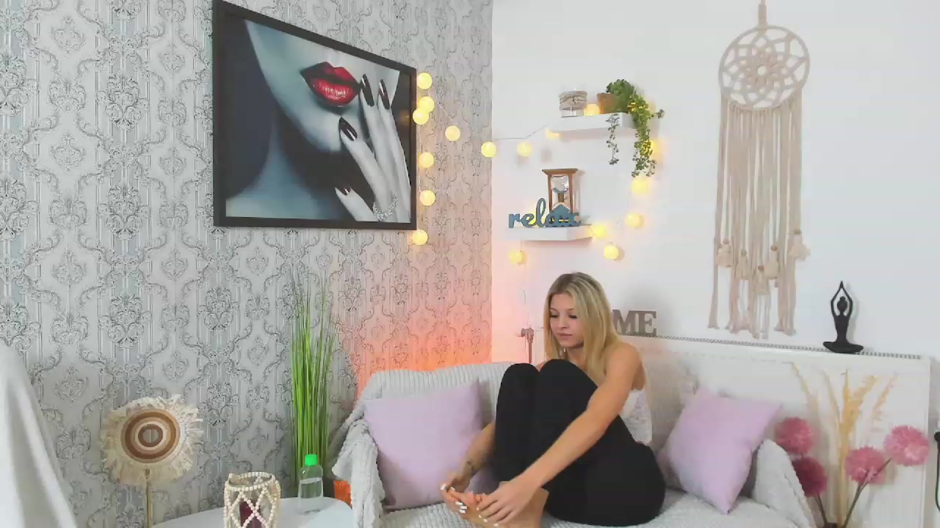 Gallery image thumbnail from Alexis_Grey18's myfreecams stream on, 01/19/2023, 24:35 image 13 of 20