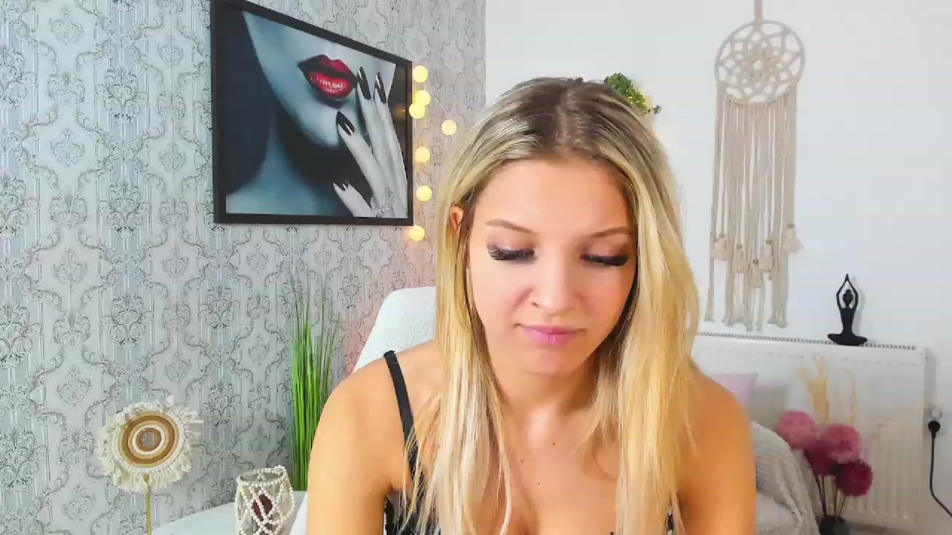 Gallery image thumbnail from Alexis_Grey18's myfreecams stream on, 02/05/2023, 21:25 image 14 of 20