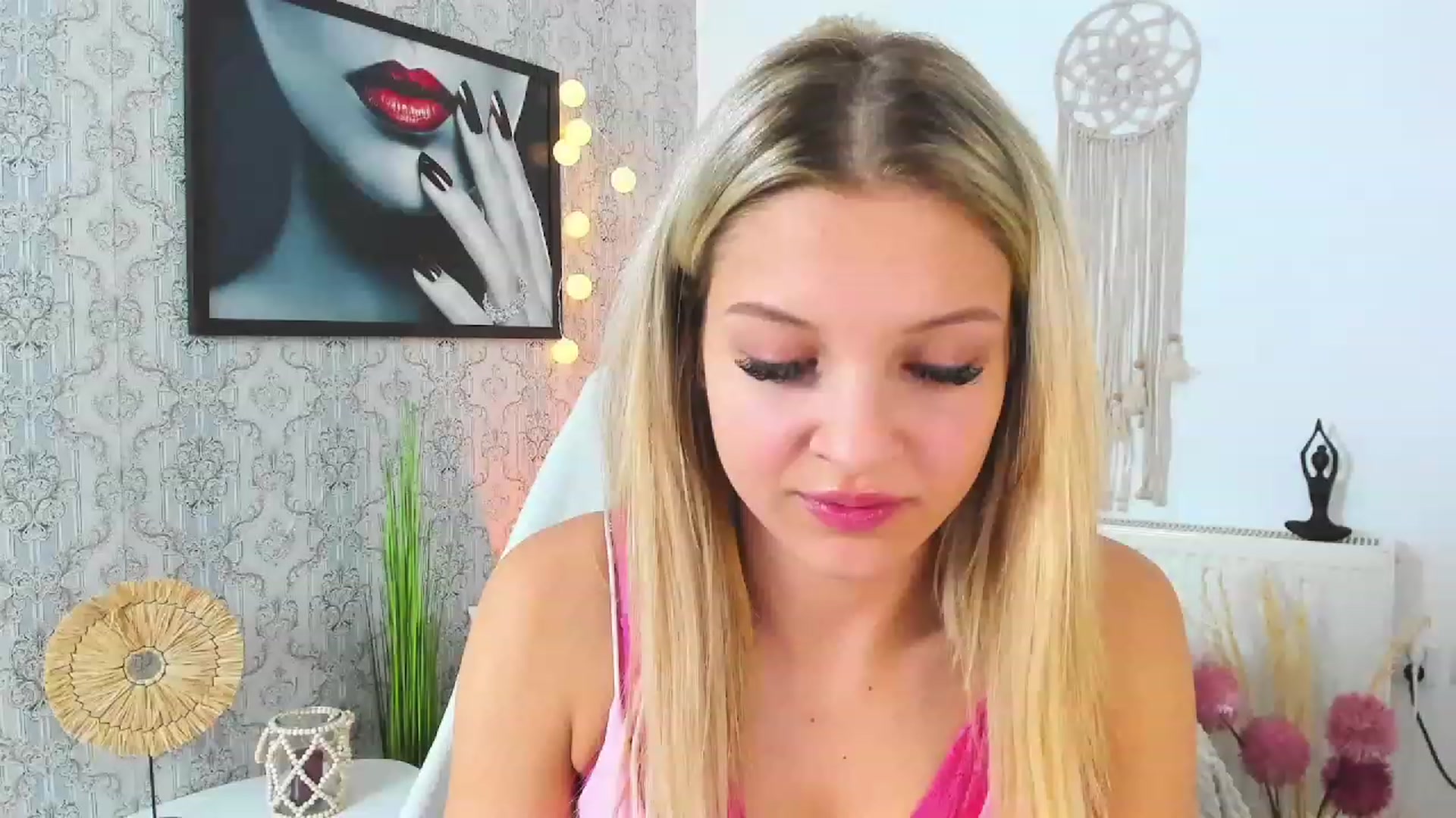Gallery image thumbnail from Alexis_Grey18's myfreecams stream on, 03/27/2023, 23:15 image 9 of 20