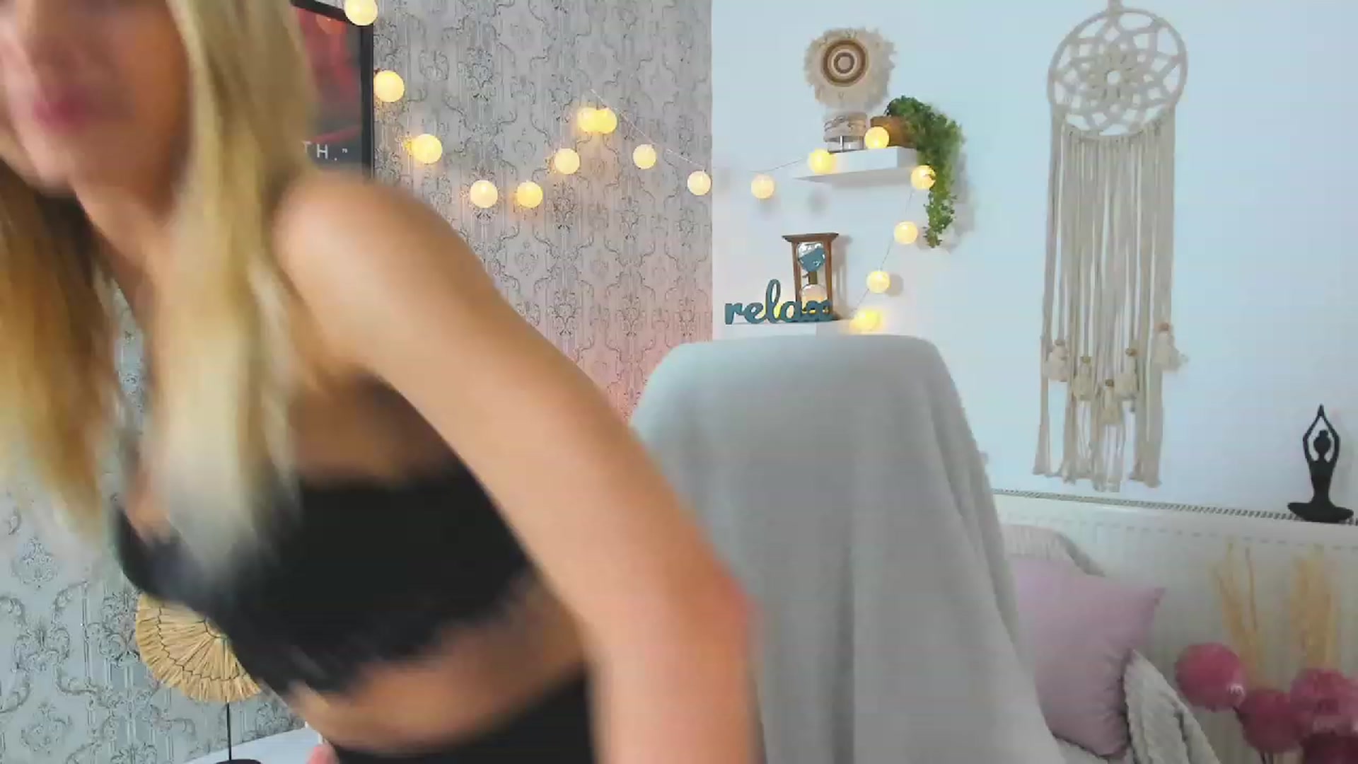 Gallery image thumbnail from Alexis_Grey18's myfreecams stream on, 03/29/2023, 20:28 image 19 of 20