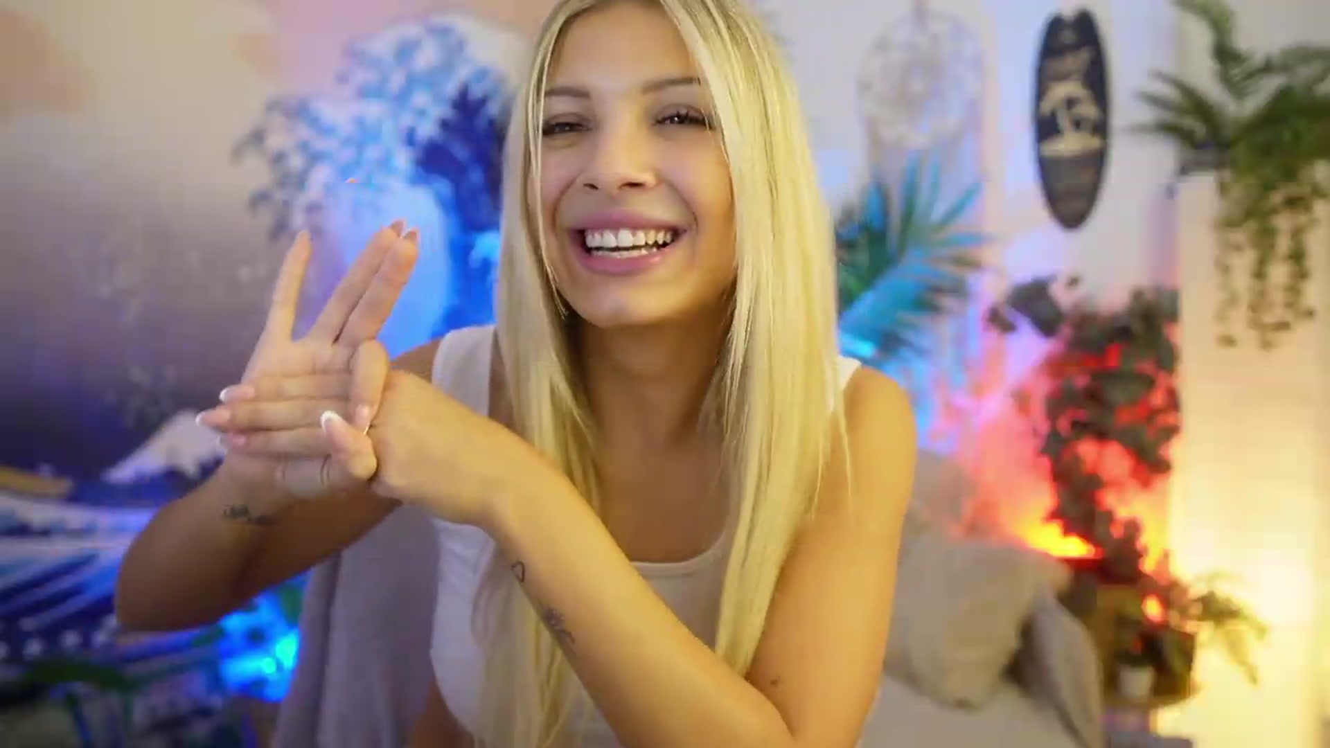 Gallery image thumbnail from Alexis_Grey18's myfreecams stream on, 05/29/2026, 16:30 image 18 of 20