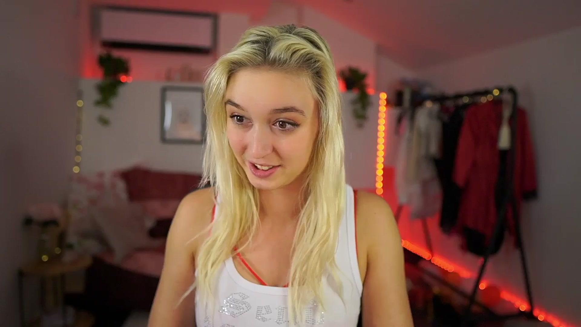 Gallery image thumbnail from Alexis__Texas's myfreecams stream on, 10/13/2024, 22:27 image 19 of 20