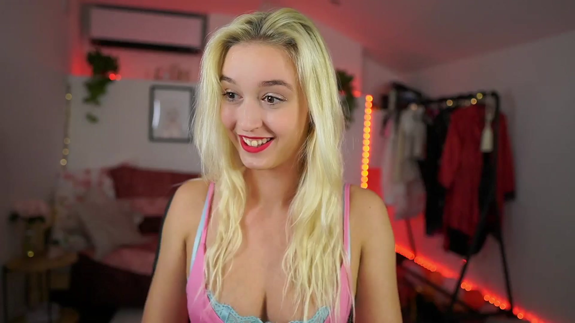 Gallery image thumbnail from Alexis__Texas's myfreecams stream on, 10/15/2024, 22:21 image 14 of 20