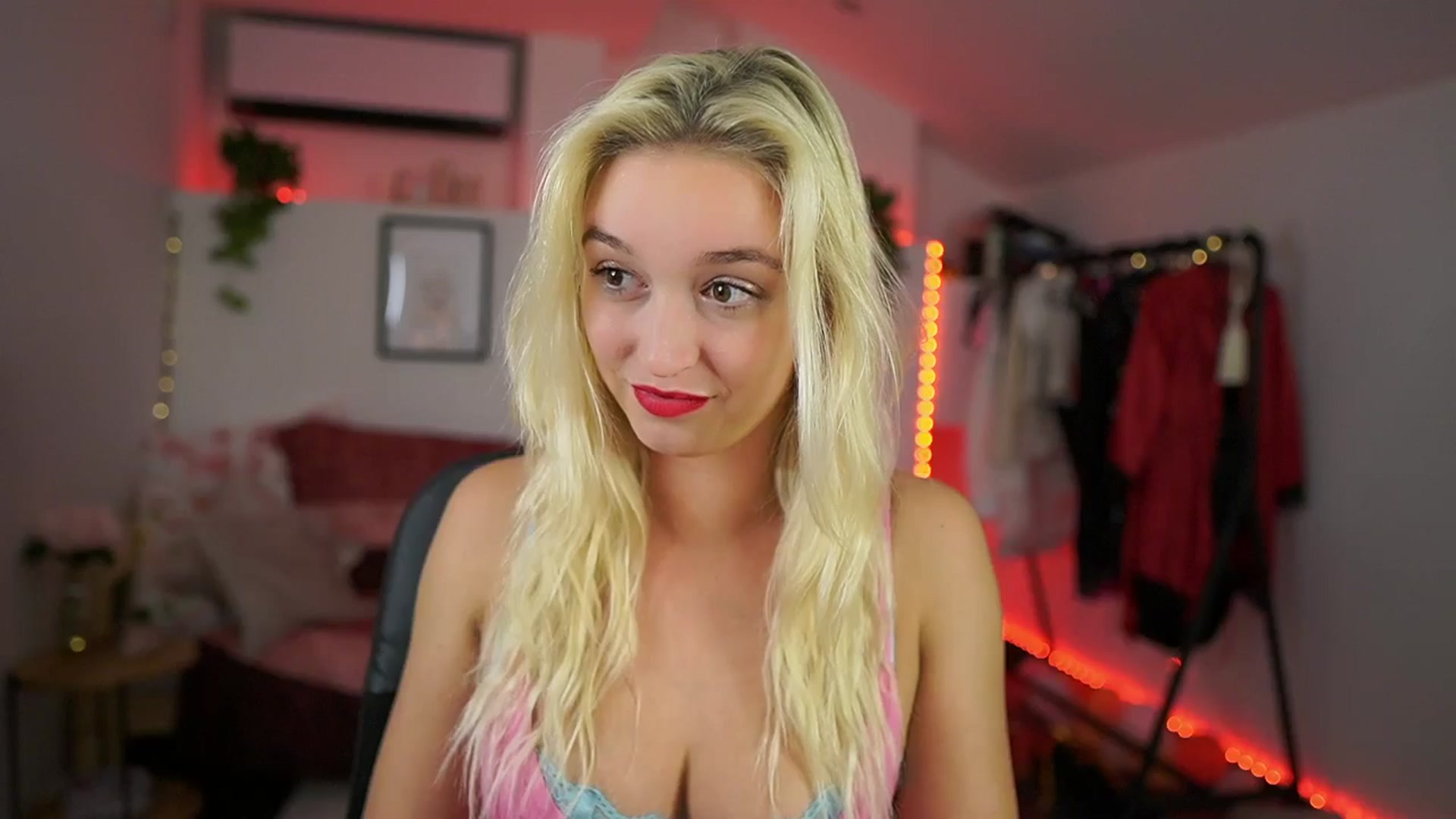 Gallery image thumbnail from Alexis__Texas's myfreecams stream on, 10/15/2024, 22:21 image 15 of 20