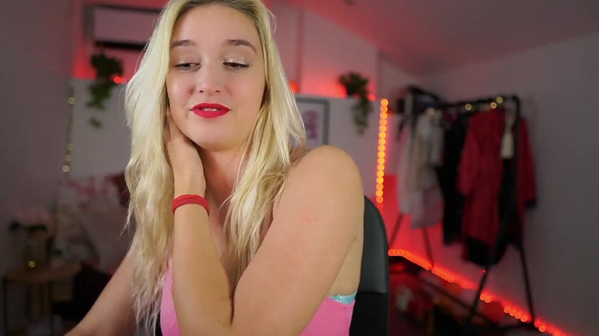 Gallery image thumbnail from Alexis__Texas's myfreecams stream on, 10/15/2024, 22:21 image 8 of 20