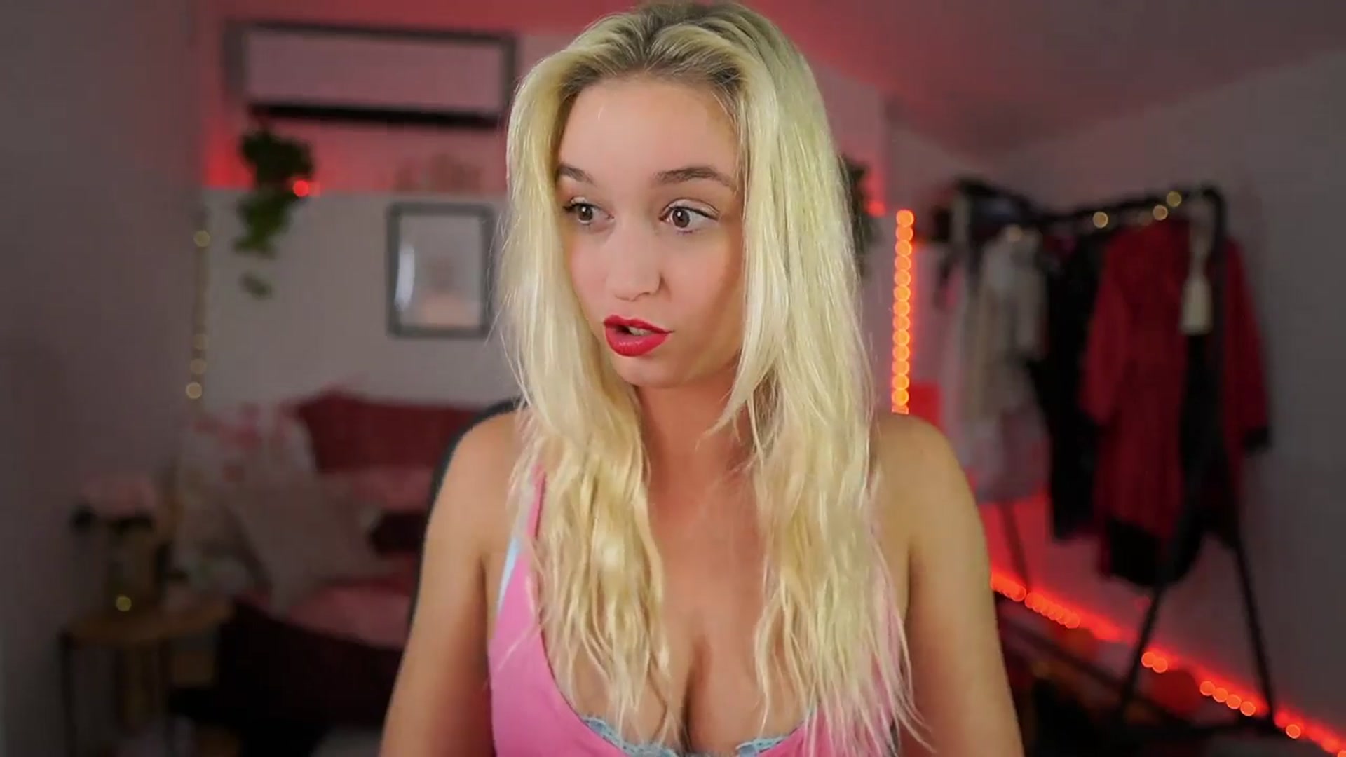 Gallery image thumbnail from Alexis__Texas's myfreecams stream on, 10/15/2024, 23:00 image 4 of 20