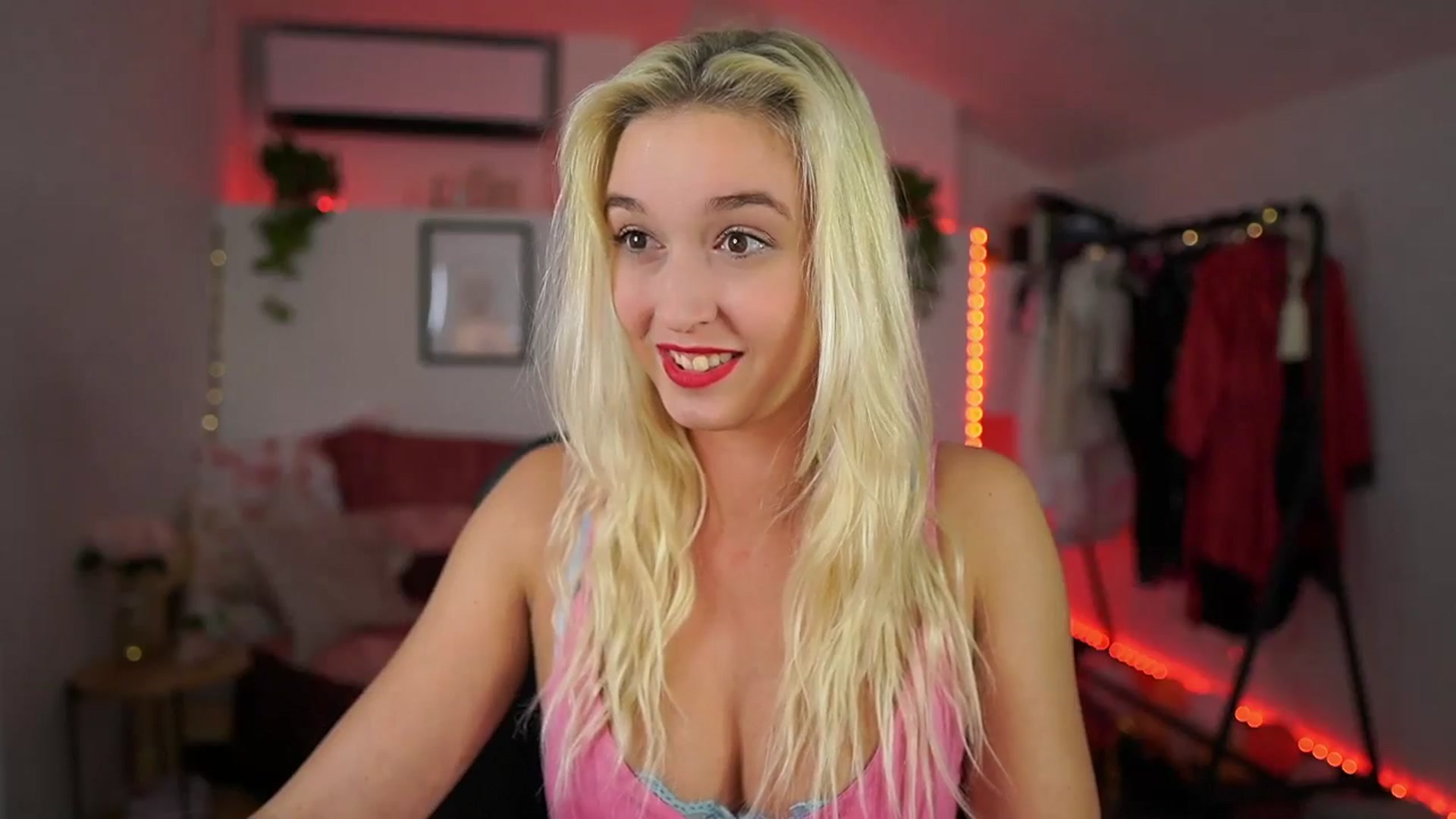 Gallery image thumbnail from Alexis__Texas's myfreecams stream on, 10/15/2024, 23:00 image 3 of 20