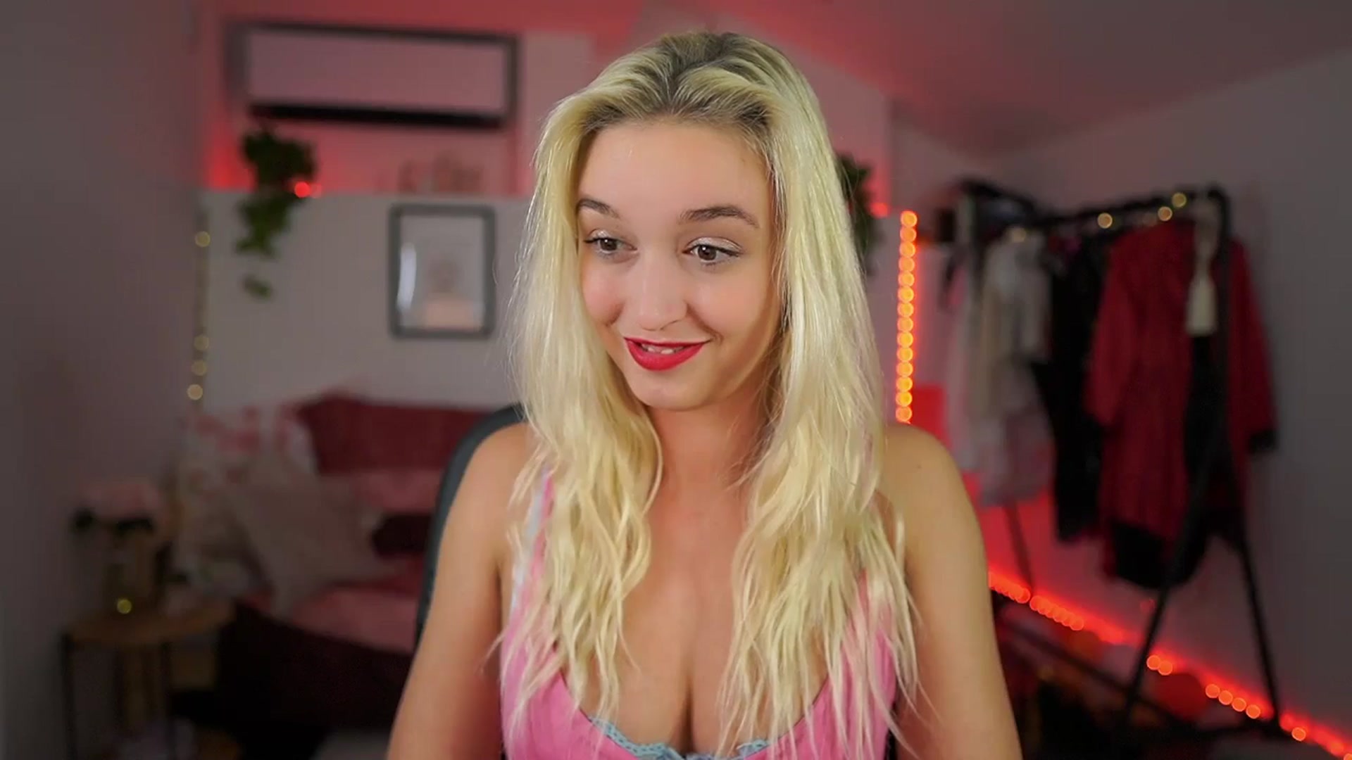 Gallery image thumbnail from Alexis__Texas's myfreecams stream on, 10/15/2024, 23:00 image 2 of 20