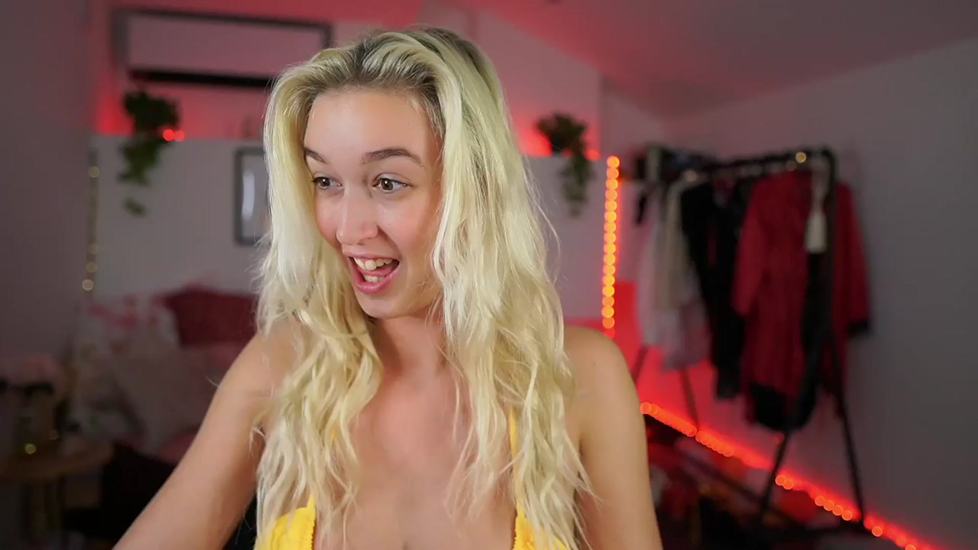 Gallery image thumbnail from Alexis__Texas's myfreecams stream on, 10/16/2024, 23:34 image 6 of 20