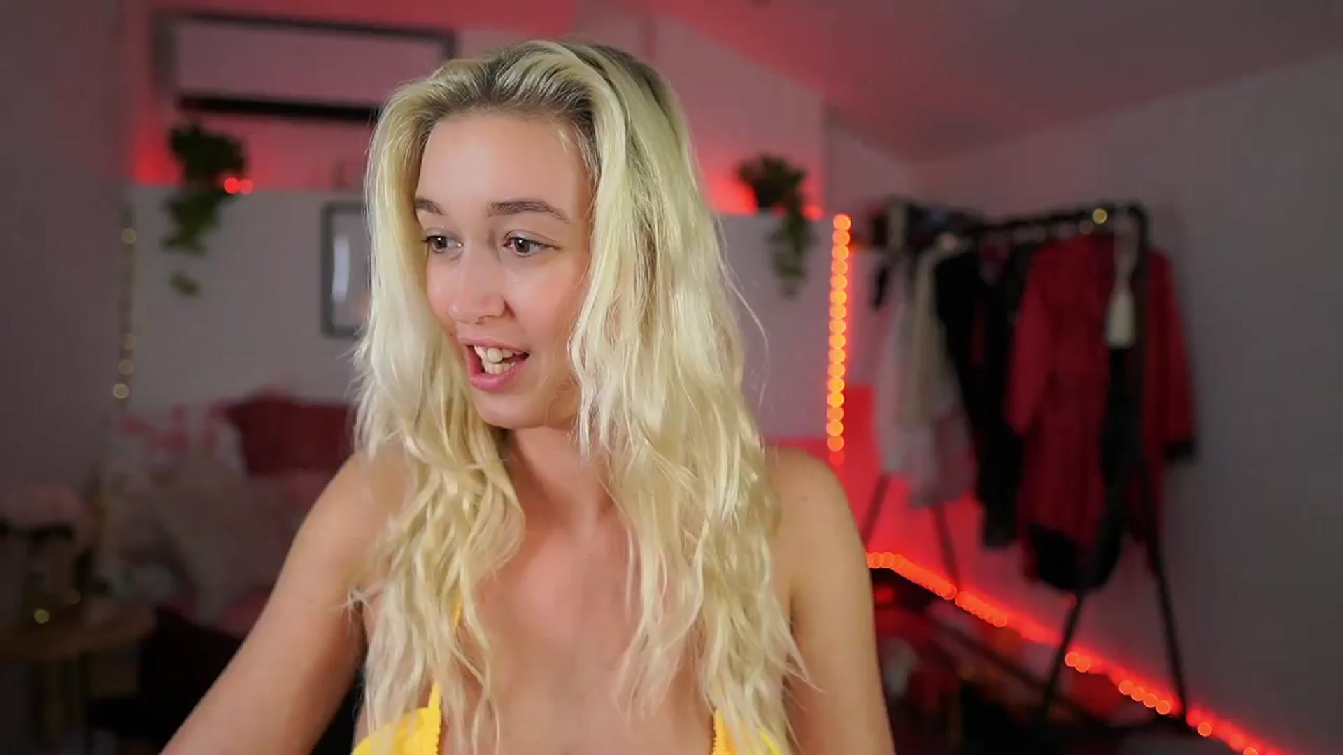 Gallery image thumbnail from Alexis__Texas's myfreecams stream on, 10/16/2024, 23:34 image 10 of 20