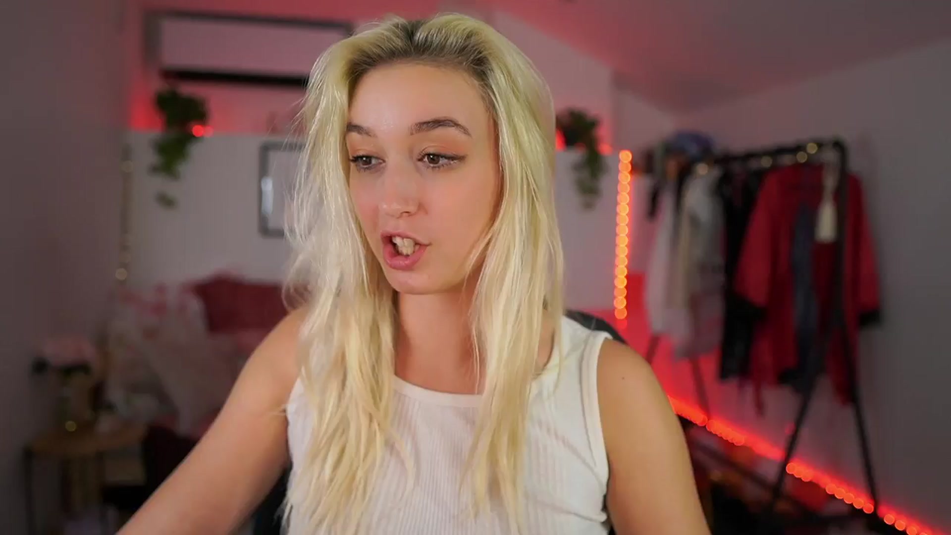 Gallery image thumbnail from Alexis__Texas's myfreecams stream on, 10/19/2024, 17:33 image 1 of 20