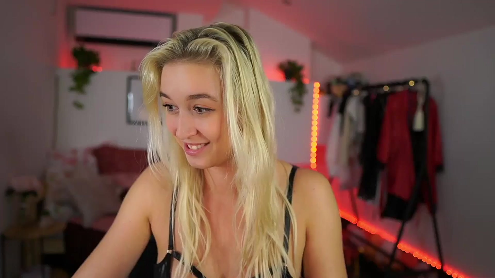 Gallery image thumbnail from Alexis__Texas's myfreecams stream on, 10/20/2024, 23:03 image 15 of 20