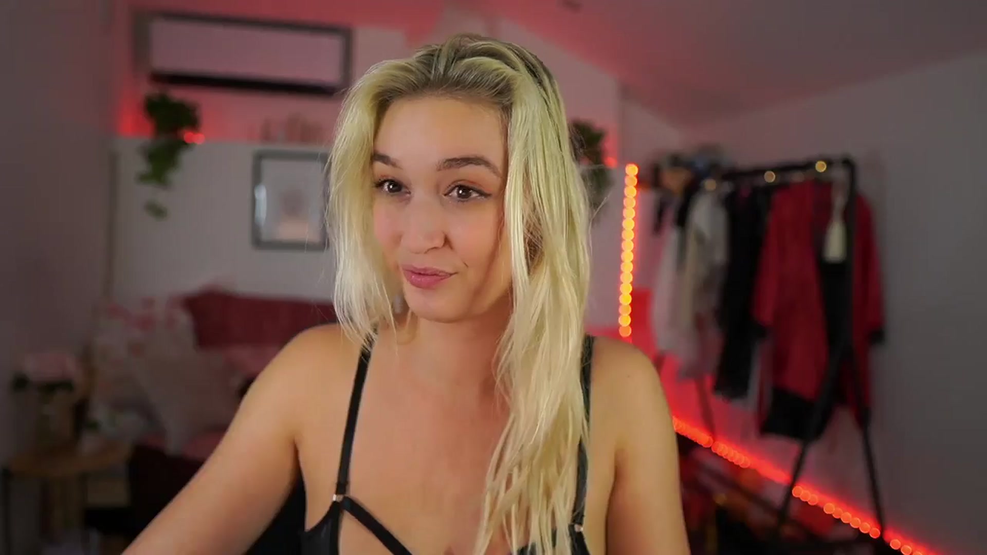 Gallery image thumbnail from Alexis__Texas's myfreecams stream on, 10/20/2024, 23:03 image 6 of 20