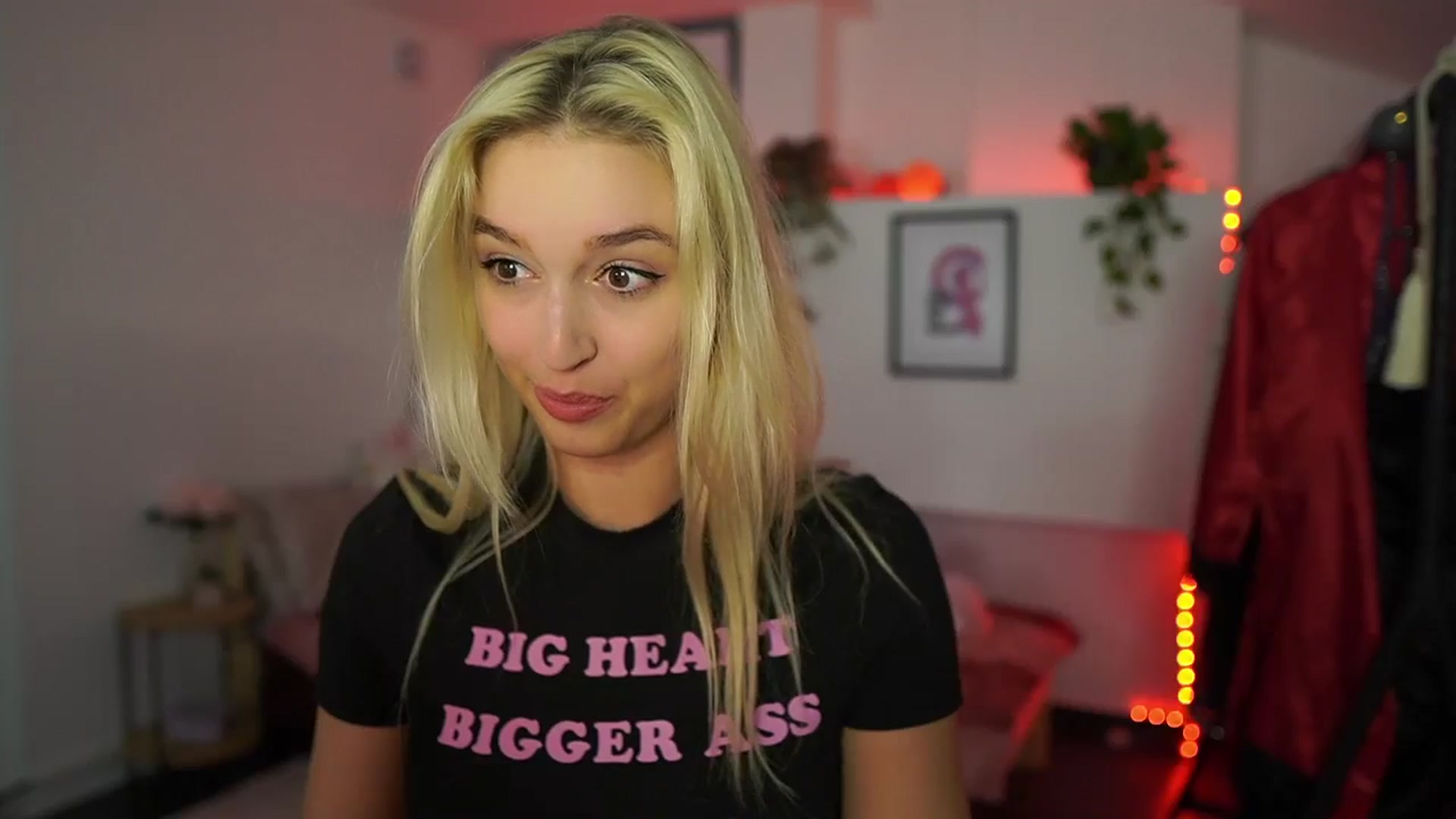 Gallery image thumbnail from Alexis__Texas's myfreecams stream on, 10/22/2024, 21:22 image 9 of 20