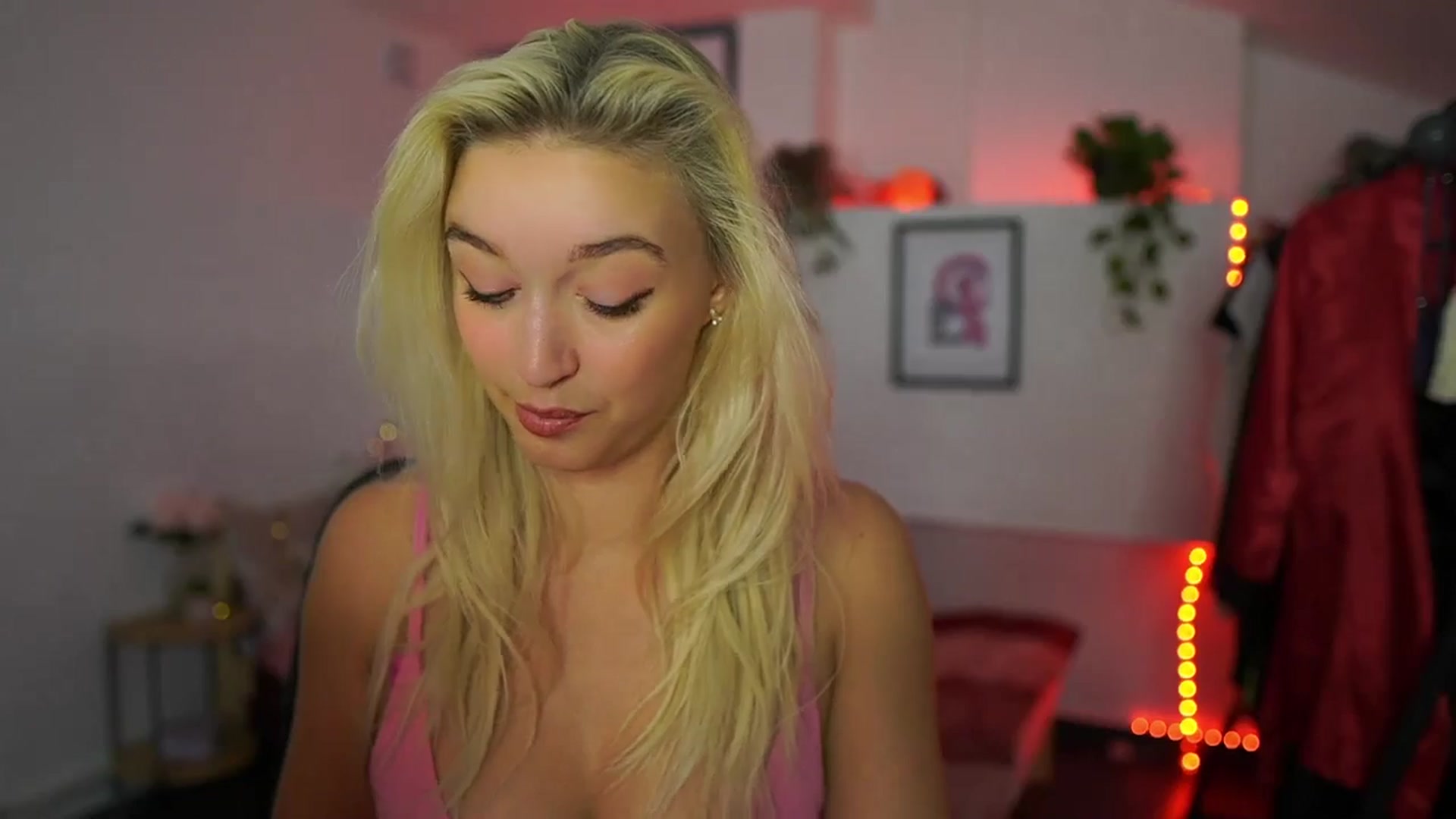 Gallery image thumbnail from Alexis__Texas's myfreecams stream on, 10/25/2024, 18:38 image 9 of 20