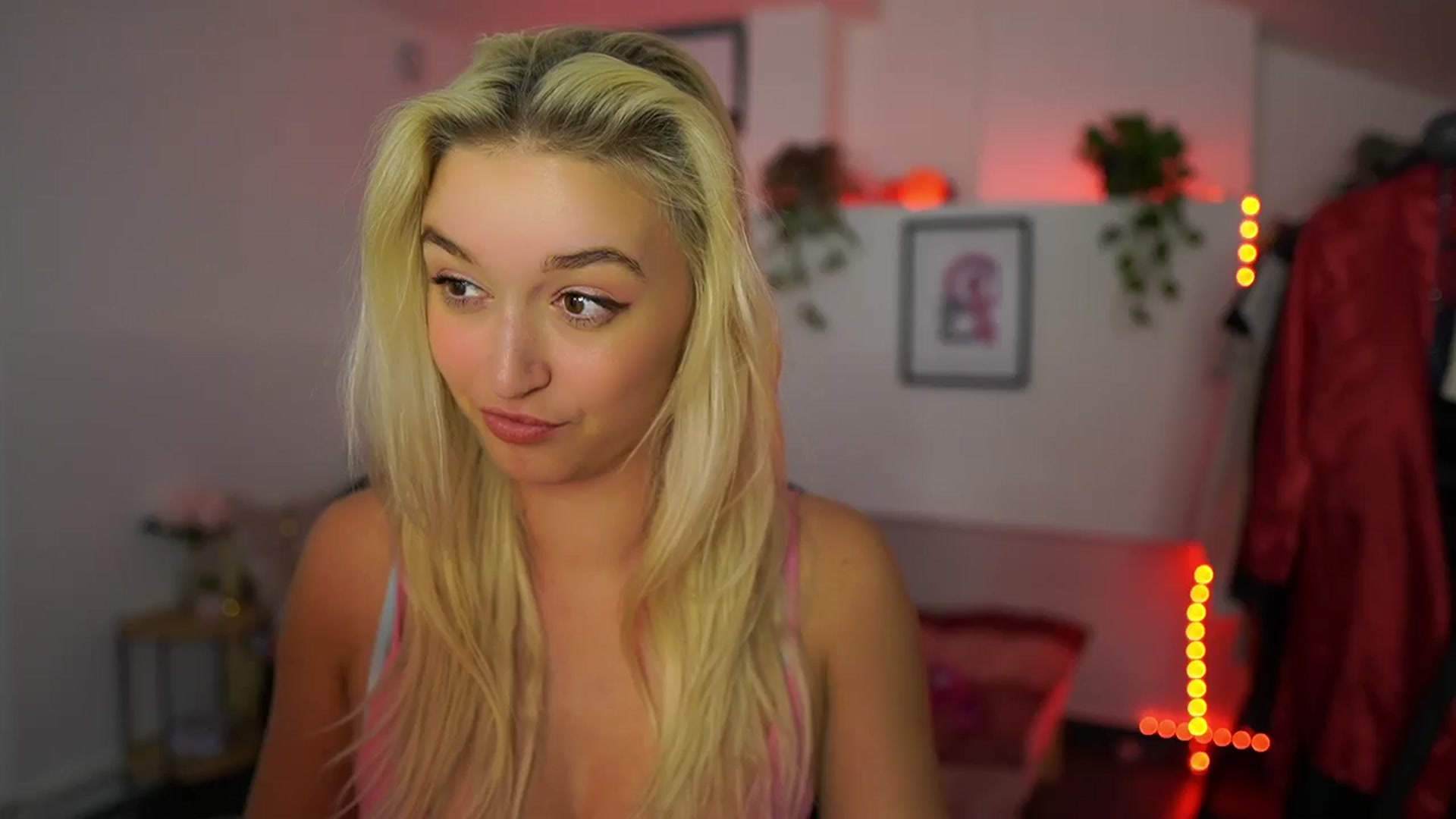Gallery image thumbnail from Alexis__Texas's myfreecams stream on, 10/25/2024, 22:33 image 14 of 20