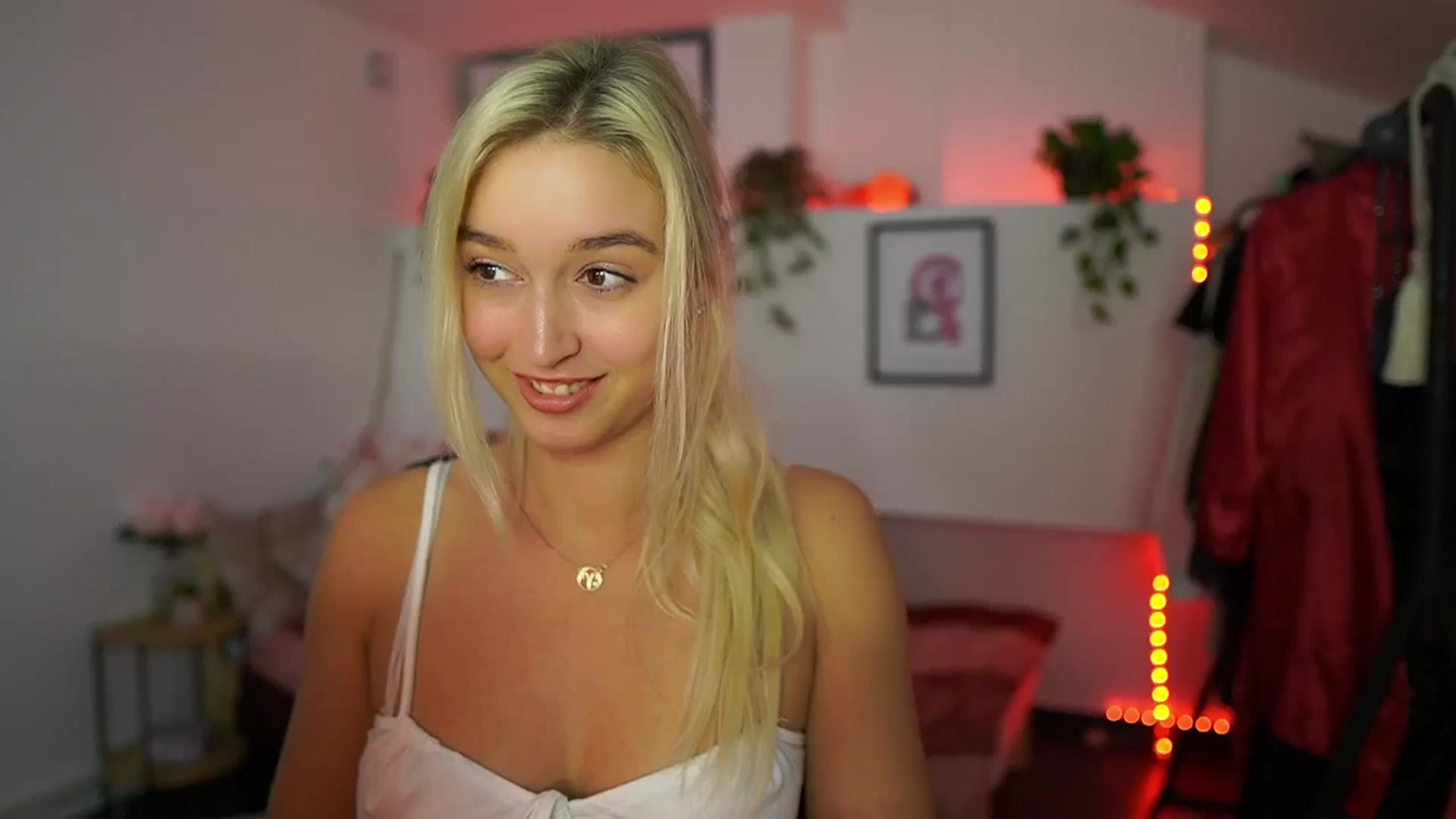 Gallery image thumbnail from Alexis__Texas's myfreecams stream on, 10/30/2024, 16:17 image 17 of 20