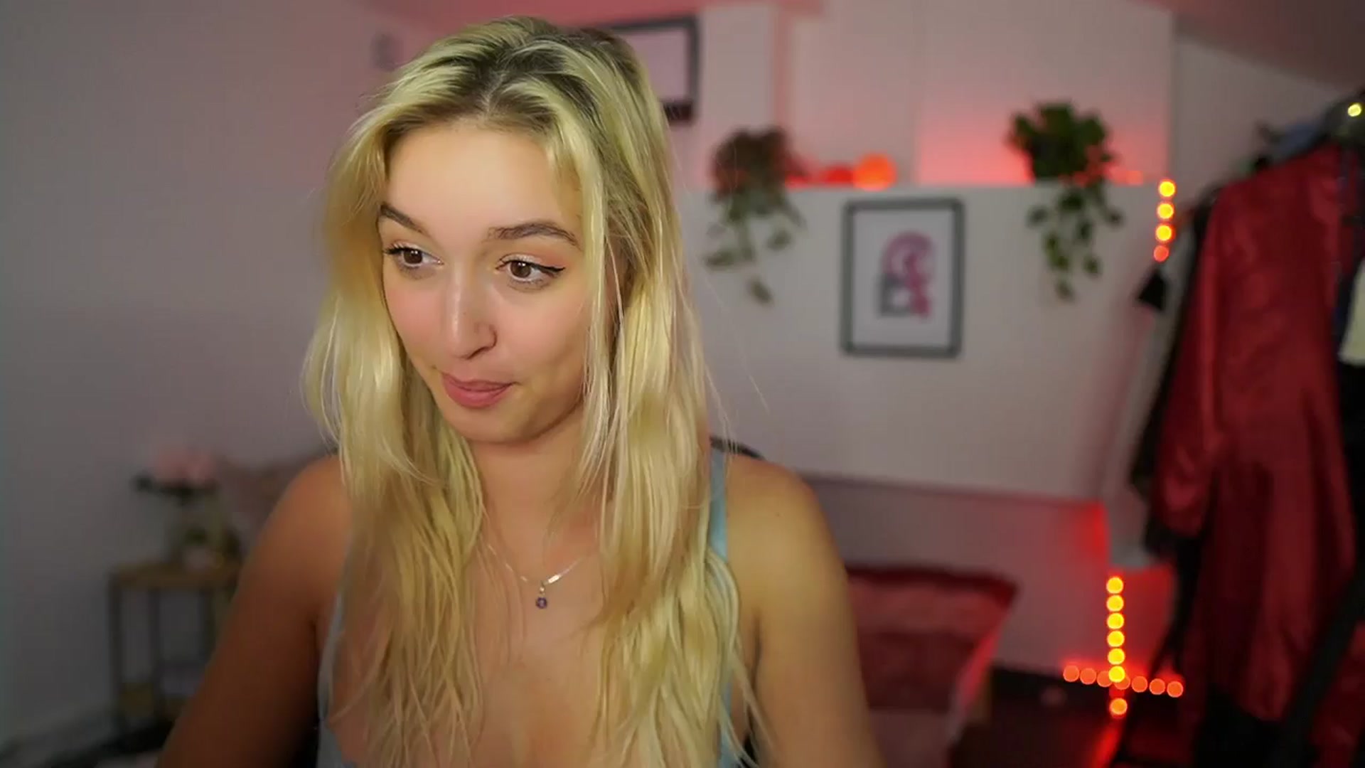 Gallery image thumbnail from Alexis__Texas's myfreecams stream on, 11/03/2024, 24:22 image 19 of 20