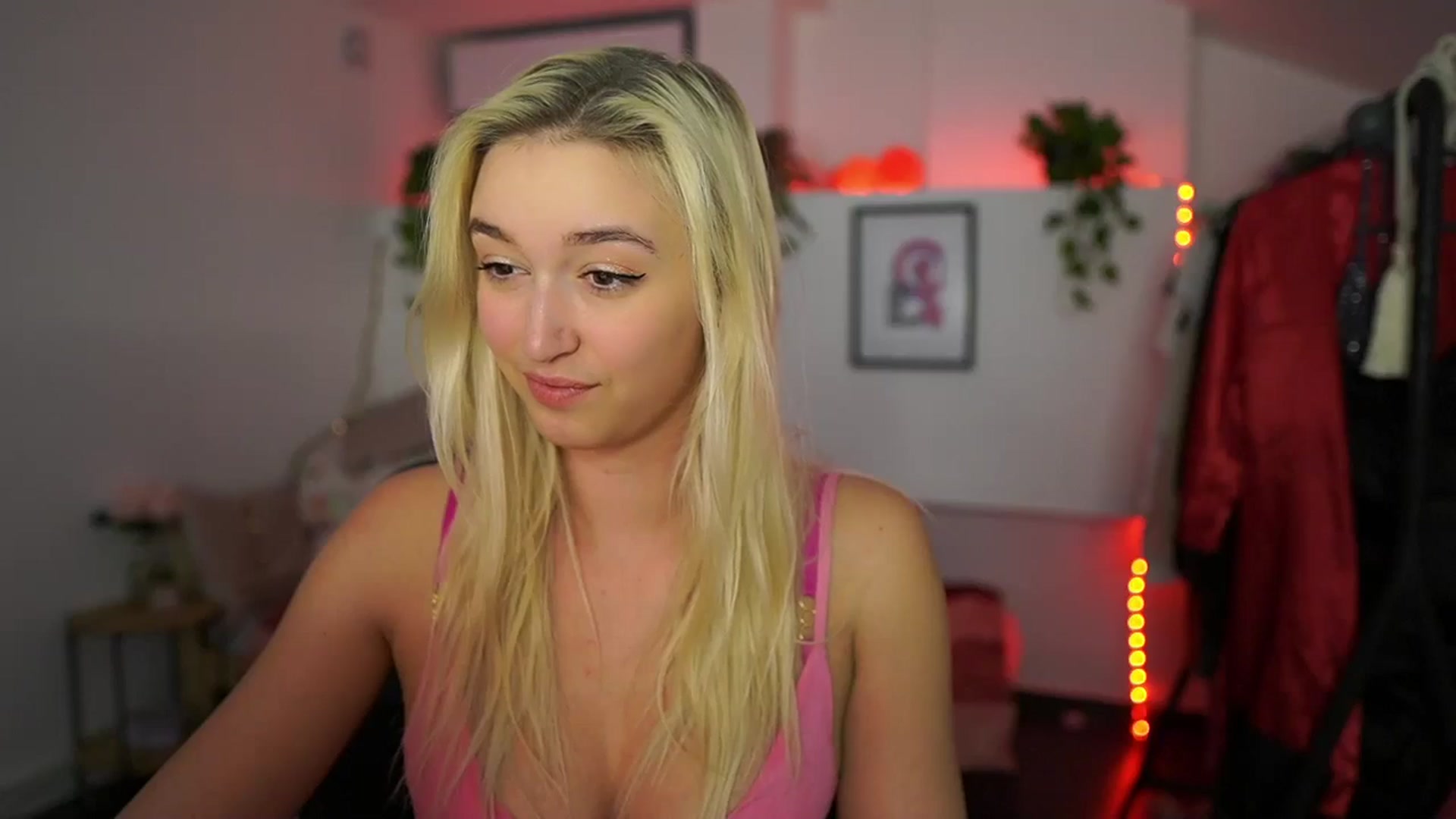 Gallery image thumbnail from Alexis__Texas's myfreecams stream on, 11/08/2024, 21:00 image 14 of 20