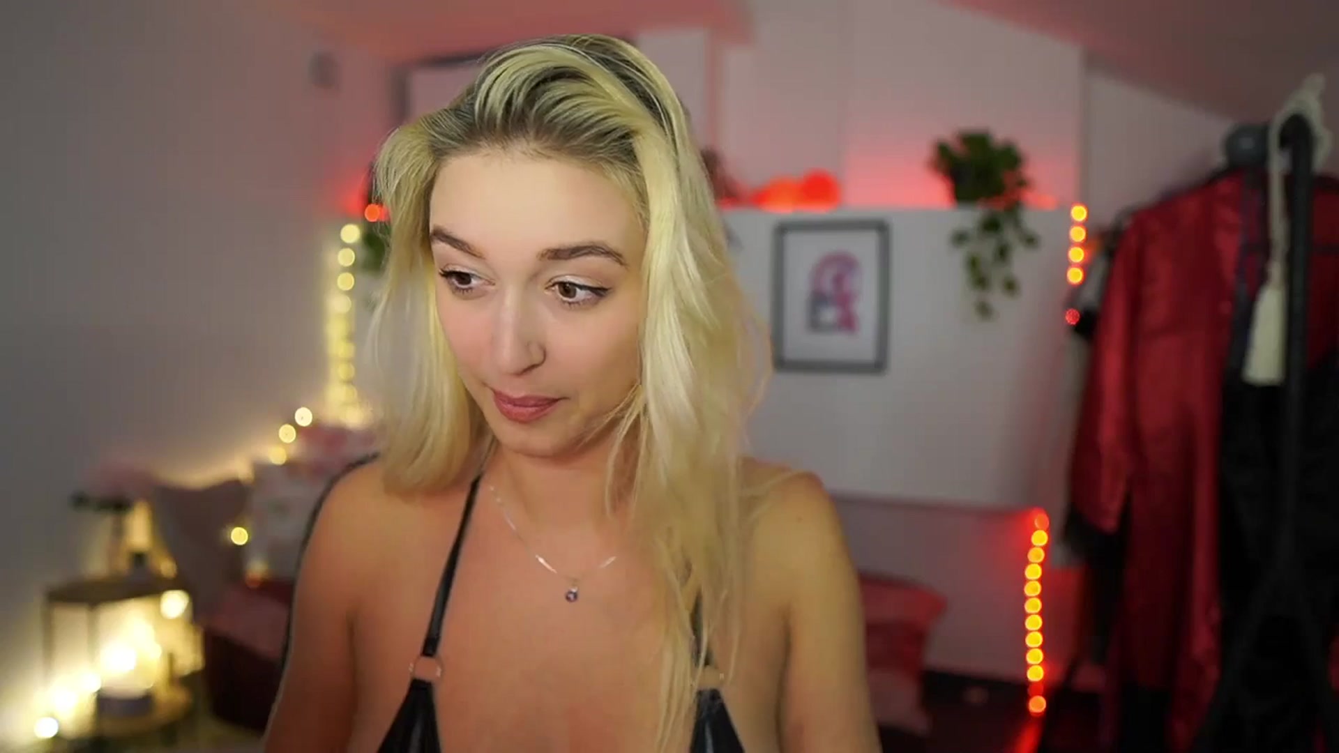 Gallery image thumbnail from Alexis__Texas's myfreecams stream on, 11/12/2024, 22:23 image 17 of 20