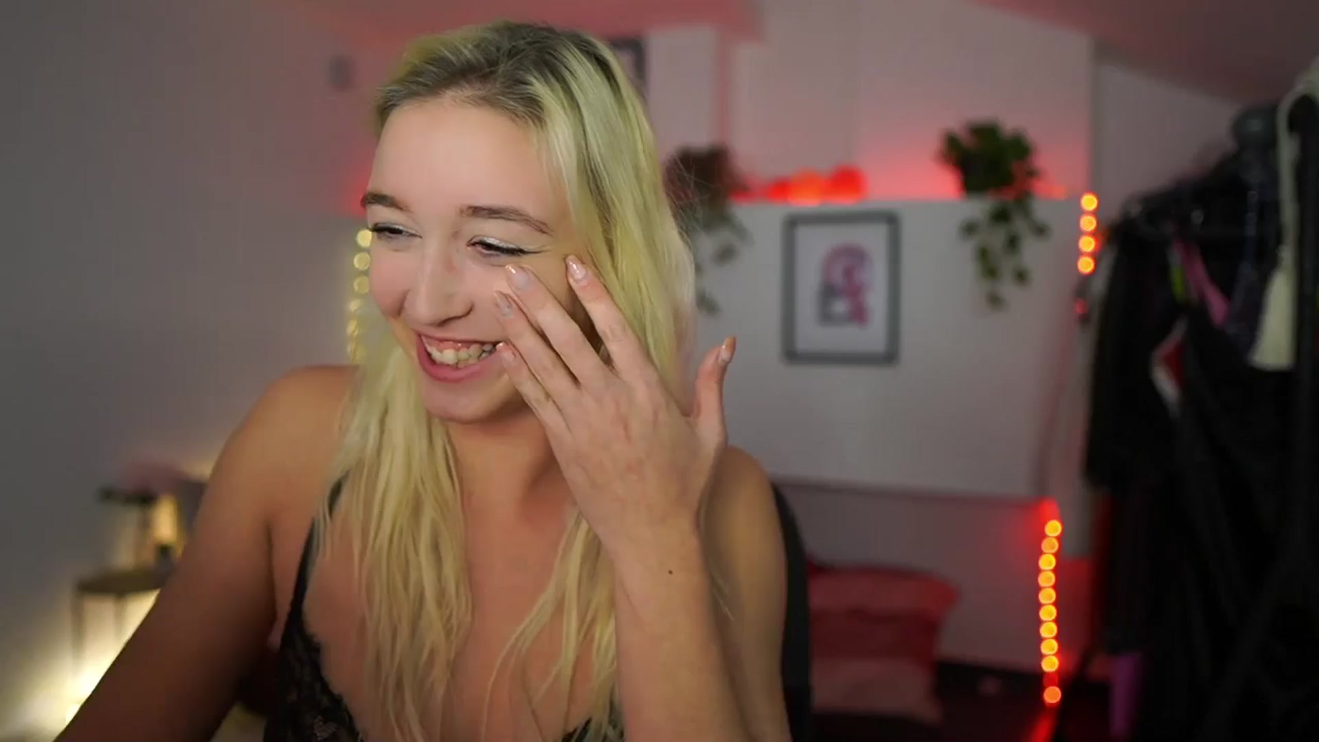 Gallery image thumbnail from Alexis__Texas's myfreecams stream on, 11/15/2024, 24:01 image 16 of 20