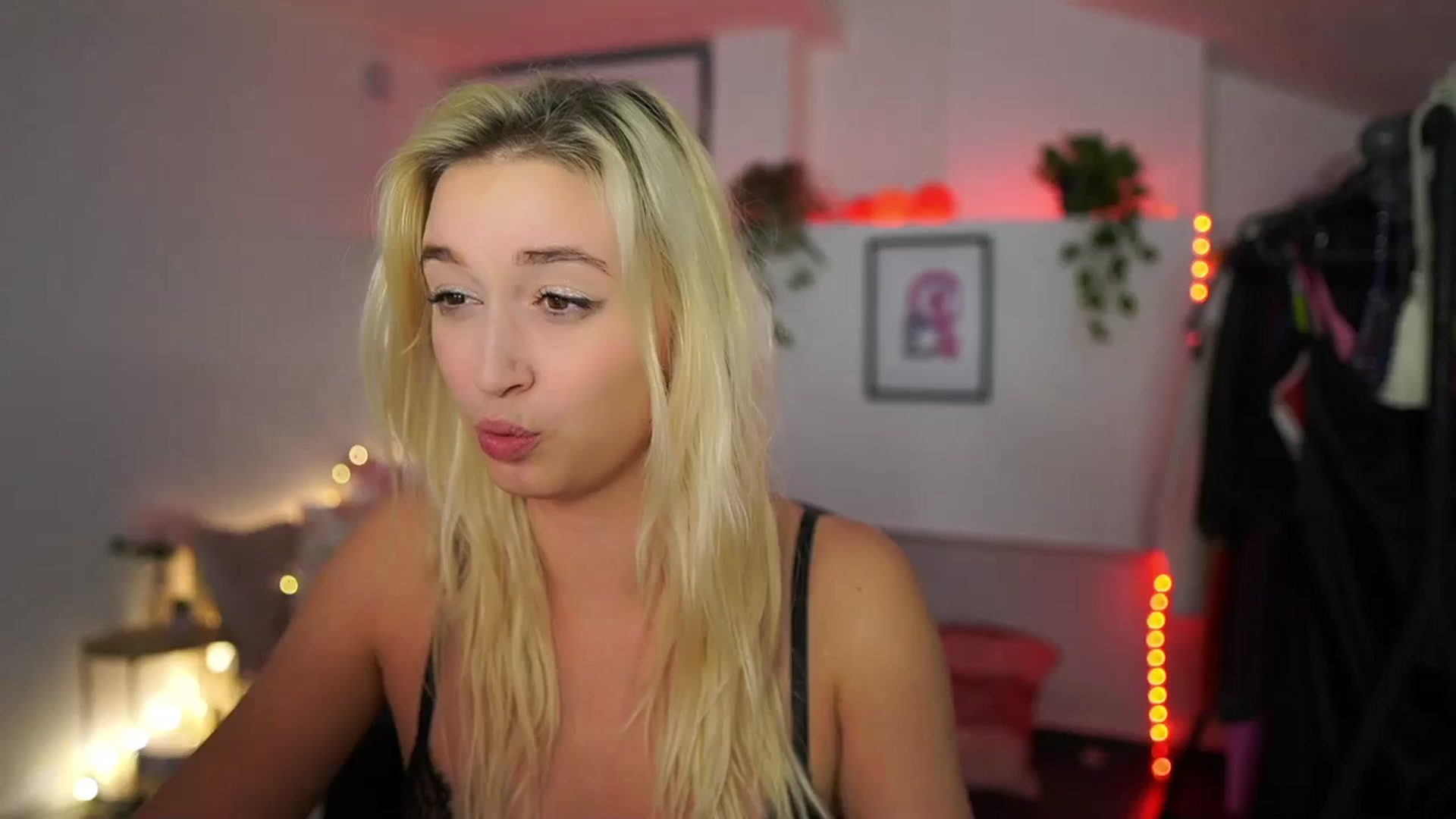 Gallery image thumbnail from Alexis__Texas's myfreecams stream on, 11/15/2024, 24:01 image 8 of 20